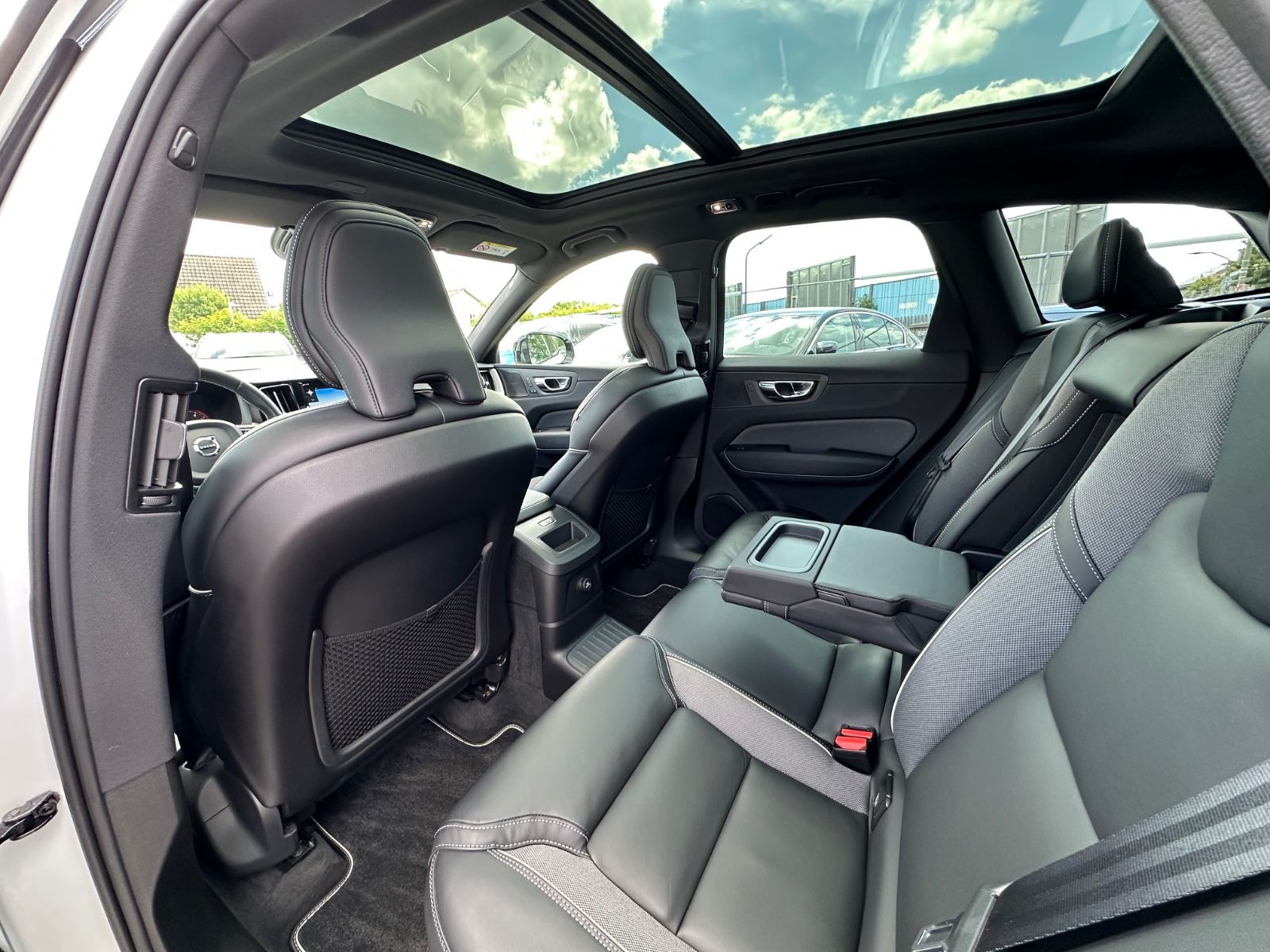 Volvo XC60 R Design T8 AWD Navi Pano HuD ACC AHK Leder