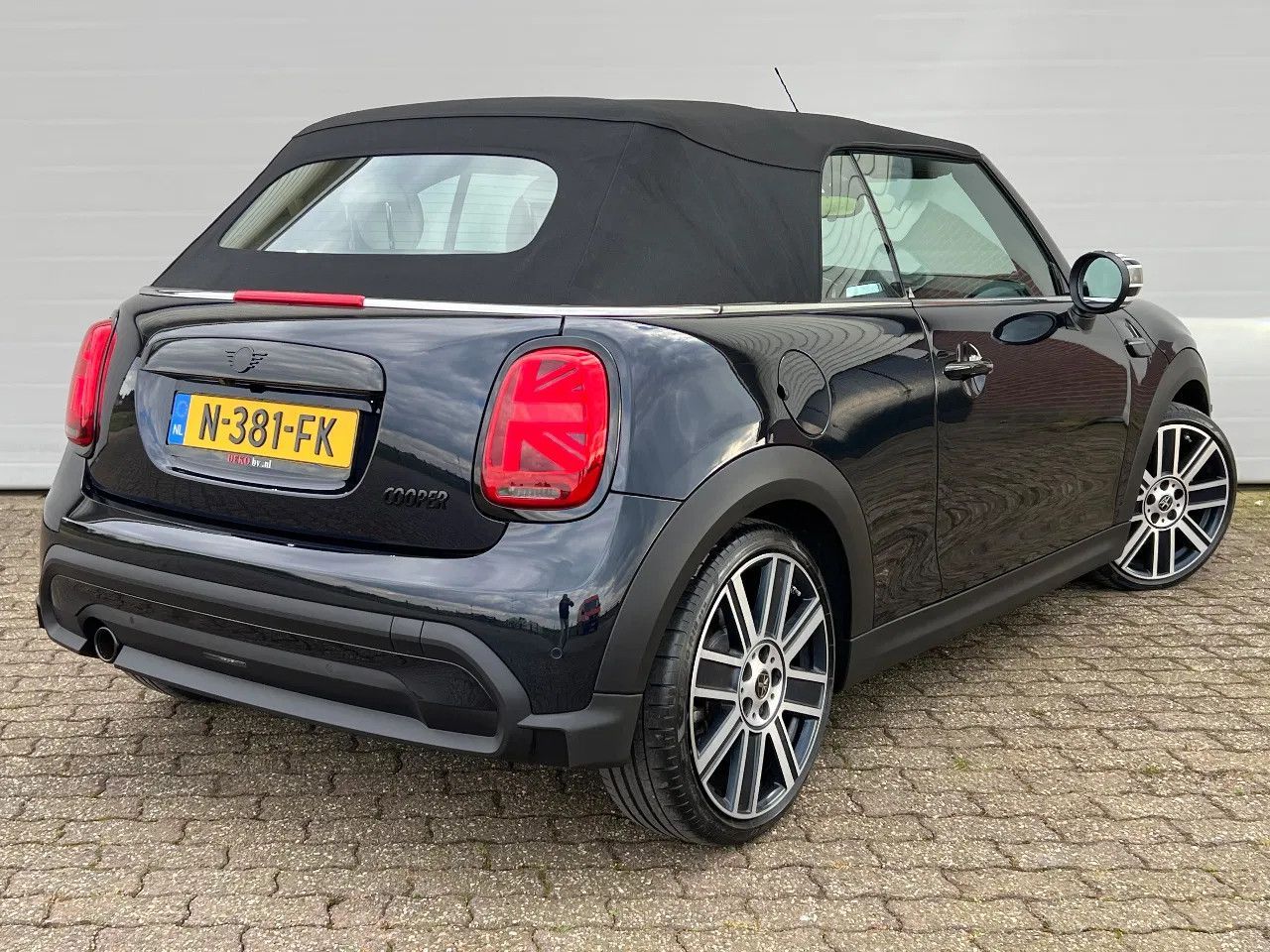 MINI Cooper Cabrio YOURS - Samsaru's Car Outlet
