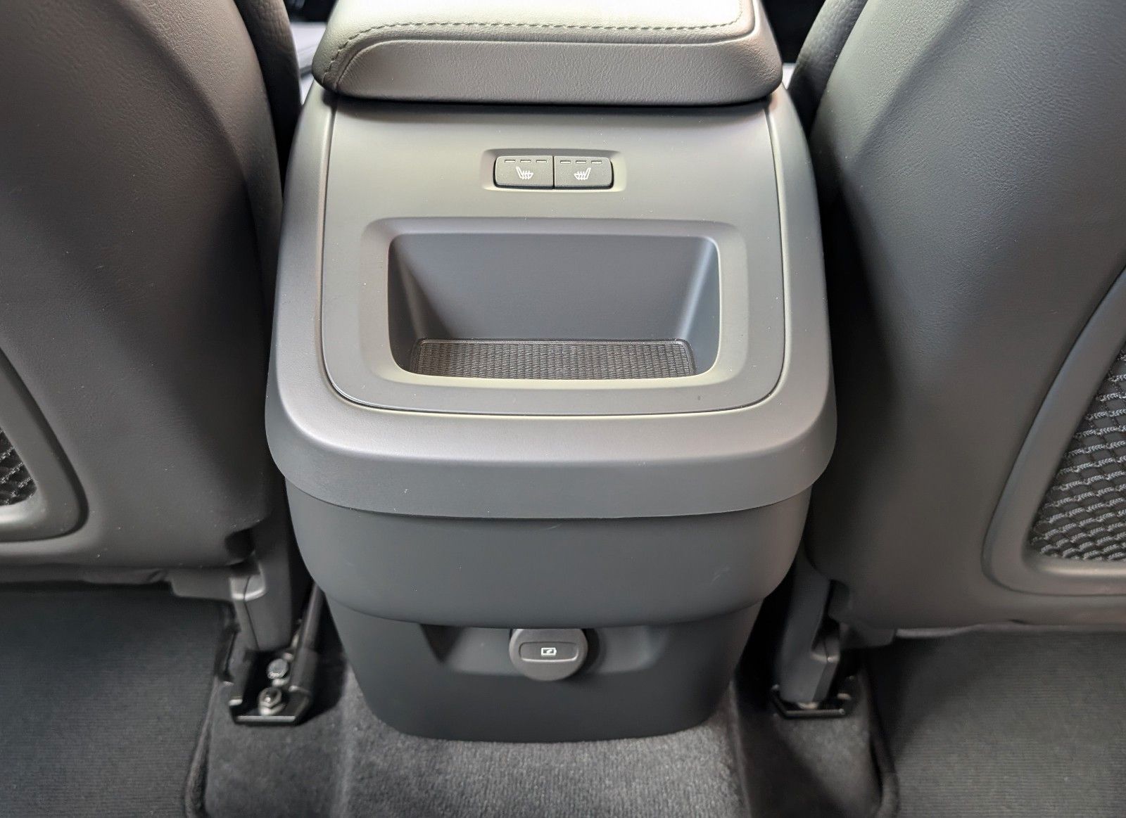 Volvo XC 60 B5 Plus Dark AWD - Samsaru's Car Outlet