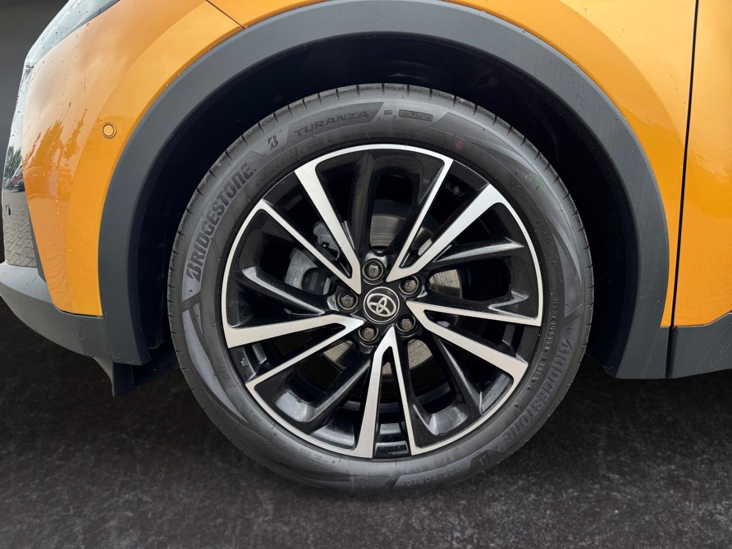 Toyota C-HR 2.0 Hybrid Lounge - Samsaru's Car Outlet