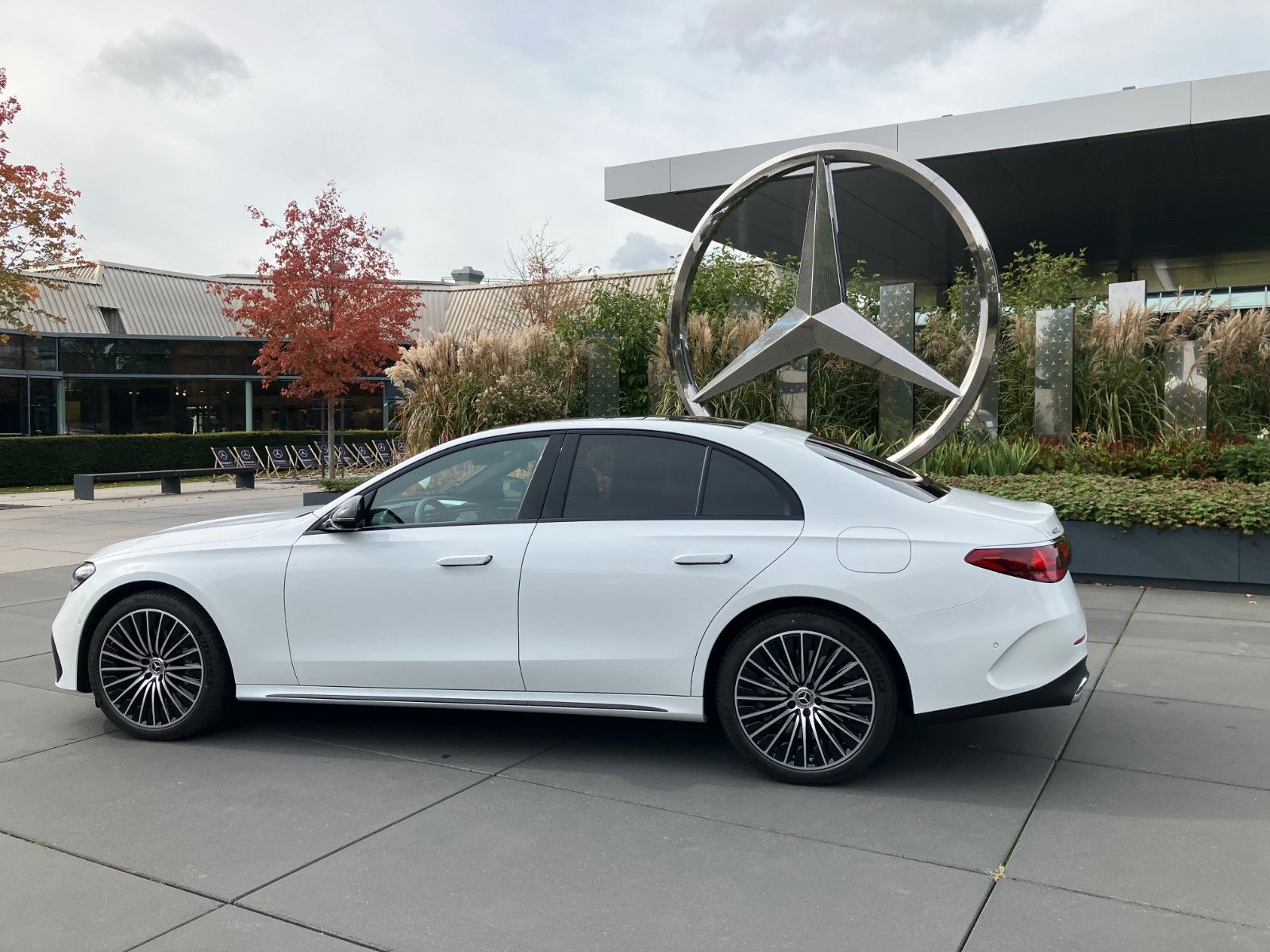 Mercedes-Benz E 400 e 4Matic AMG Line - Samsaru's Car Outlet
