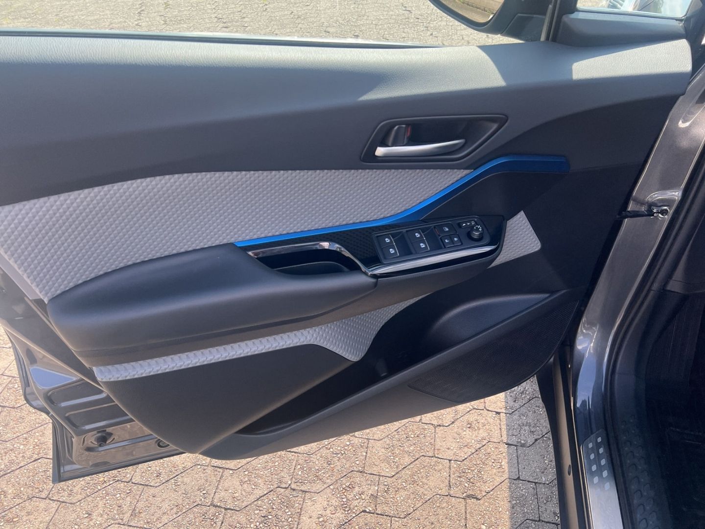 Toyota C-HR Hybrid Style Selection - Samsaru's Car Outlet