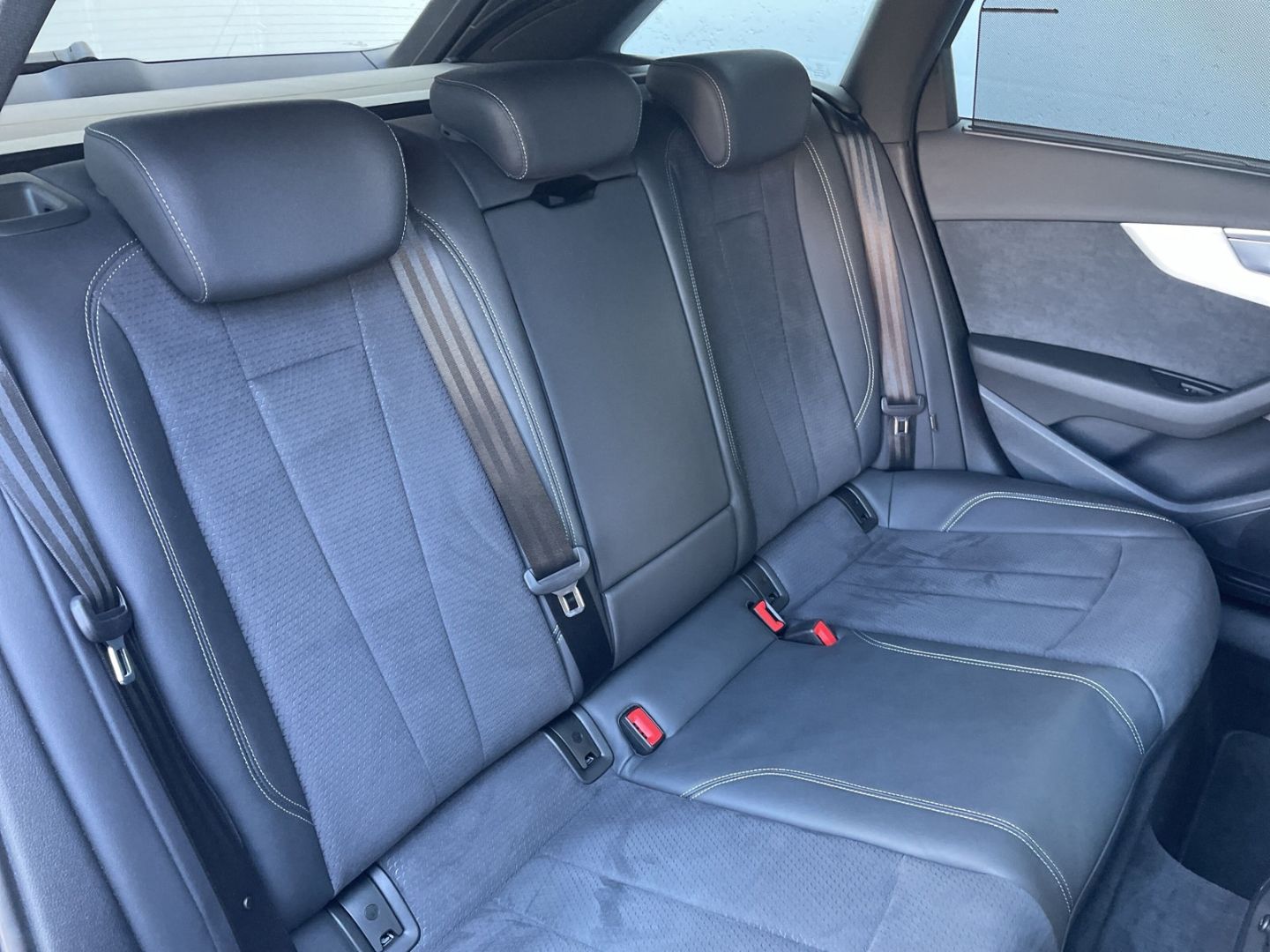 Audi A4 40 TFSI Avant S line quattro Matrix/AHK/Pano/