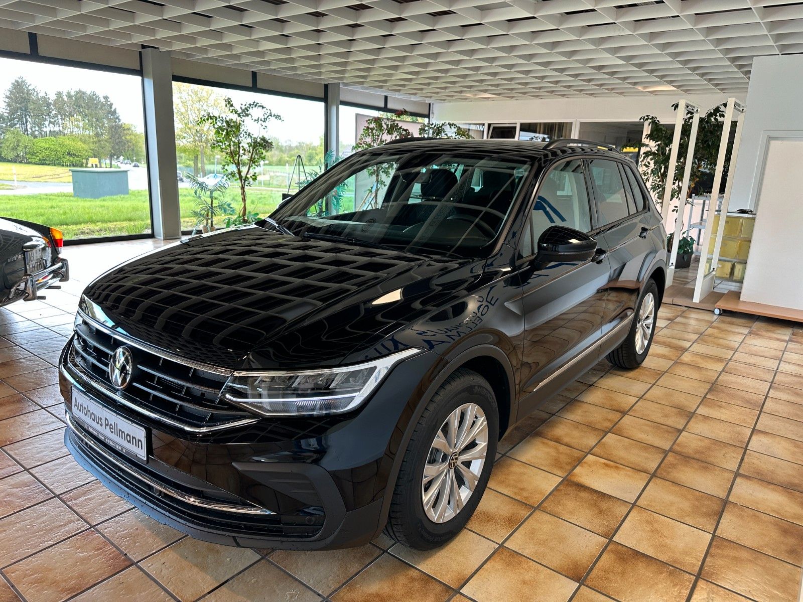 Volkswagen Tiguan 1.5 TSI DSG Life - Samsaru's Car Outlet