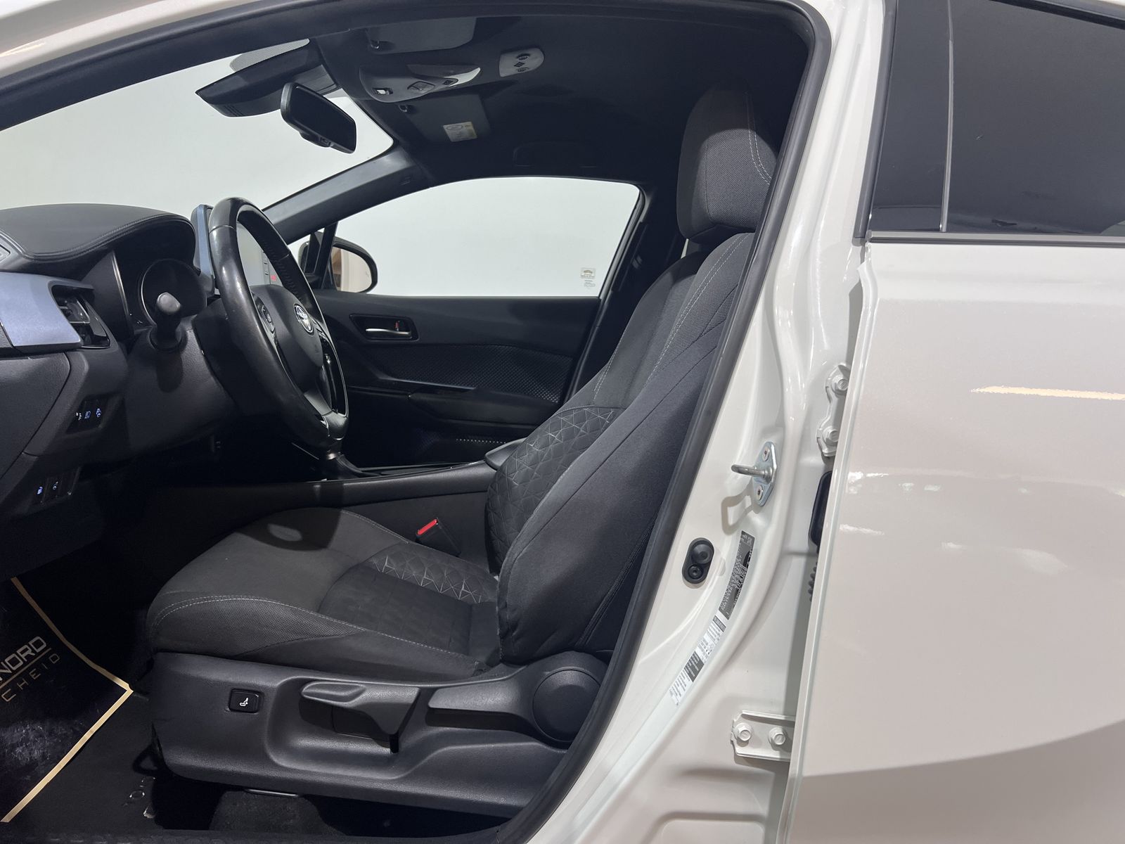 Toyota C-HR 2.0 Hybrid Team - Samsaru's Car Outlet