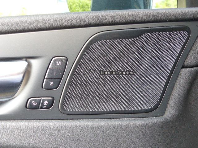 Volvo XC60 Inscription B4 - Samsaru's Car Outlet