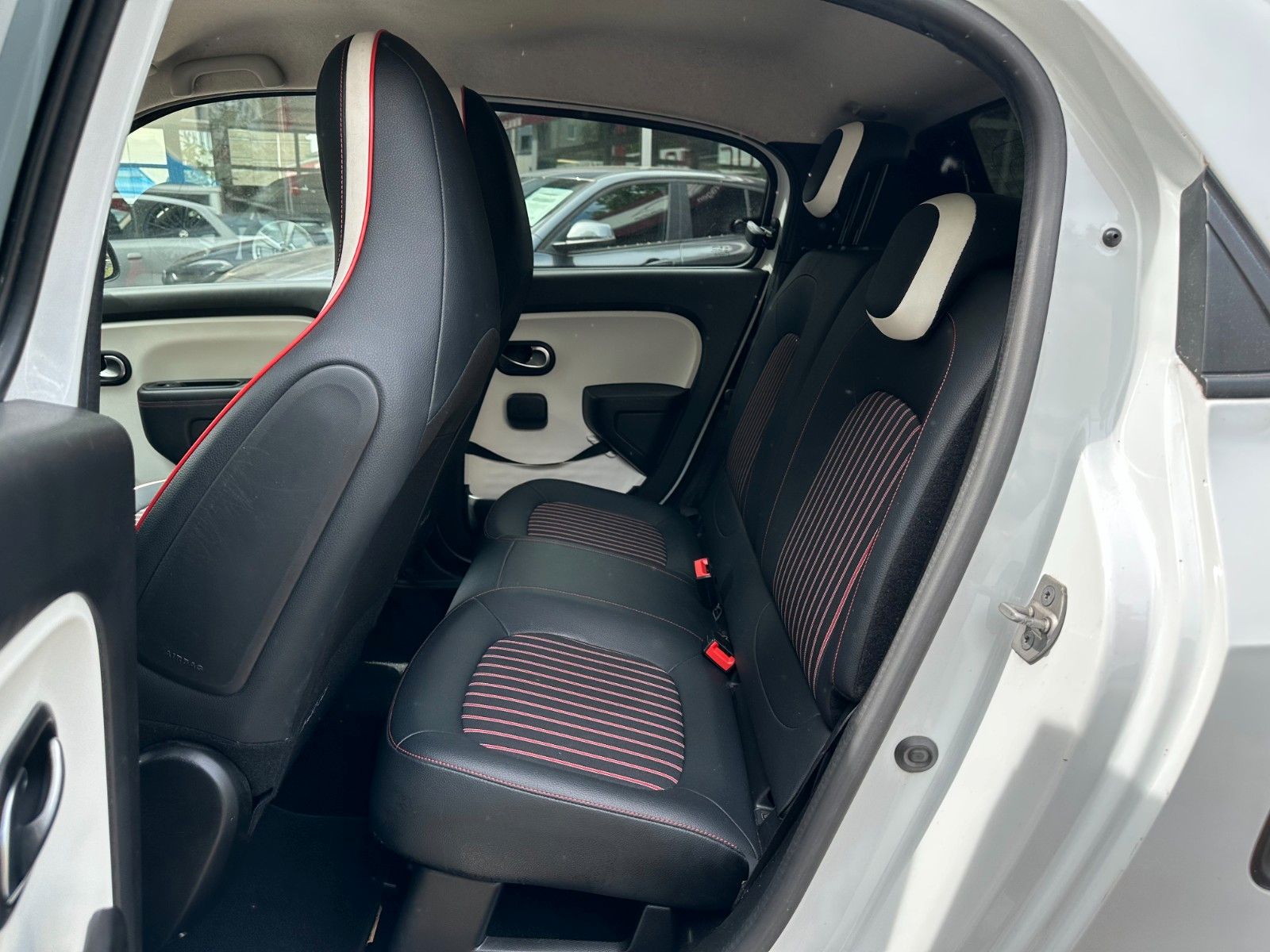Renault Twingo TCe90 - Samsaru's Car Outlet