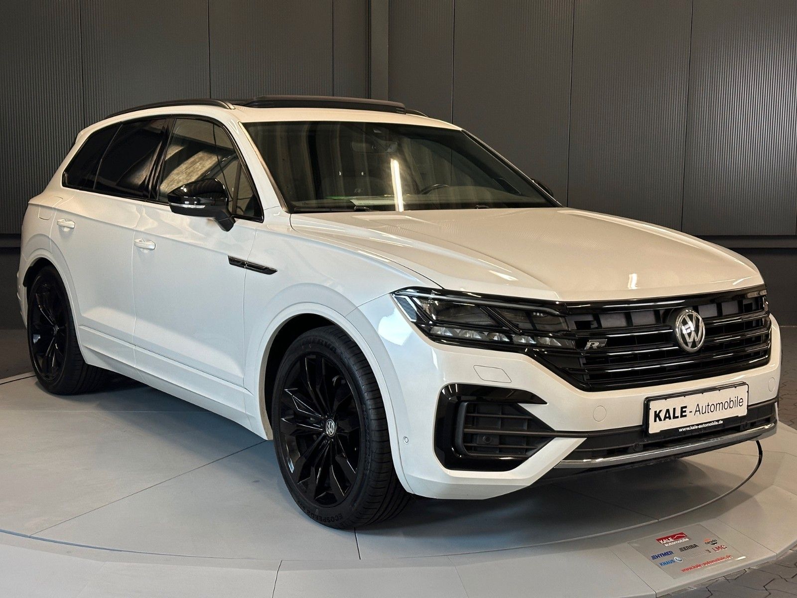Volkswagen Touareg R-Line 4Motion Black - Samsaru's Car Outlet