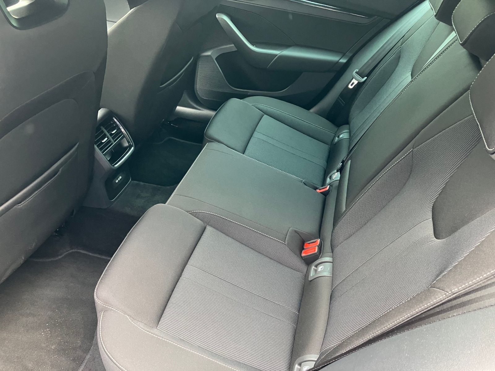 Skoda Octavia Combi 2.0 TDI Sportline - Samsaru's Car Outlet