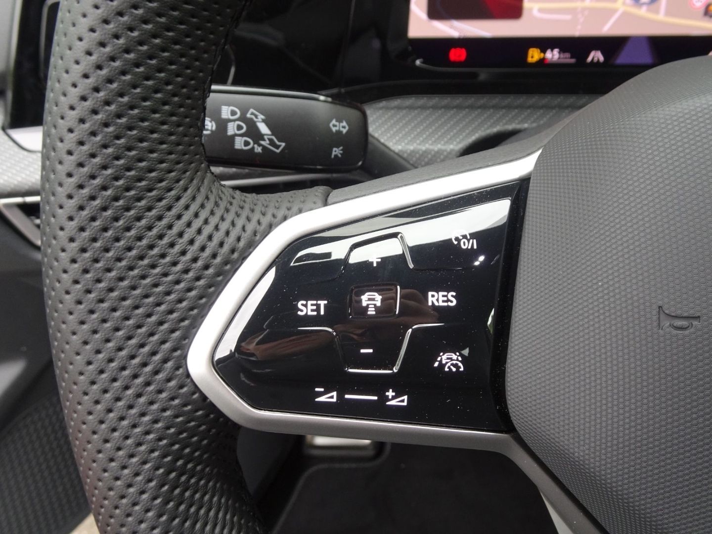 Volkswagen Golf VIII 2.0 TSI DSG R-Line - Samsaru's Car Outlet