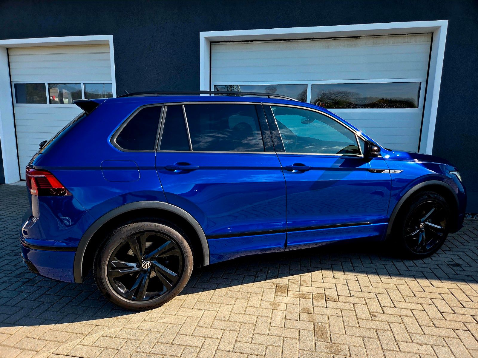 Volkswagen TIGUAN R-LINE Black - Samsaru's Car Outlet