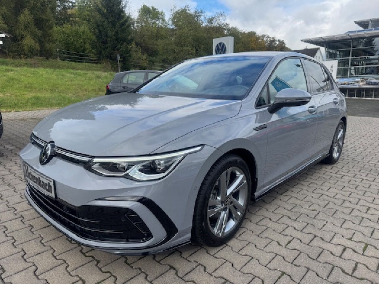 Volkswagen Golf VIII R-Line 1.5 eTSI DSG - Samsaru's Car Outlet