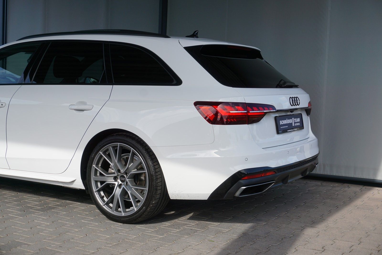 Audi A4 Avant 40 TDi S tronic S line - Samsaru's Car Outlet