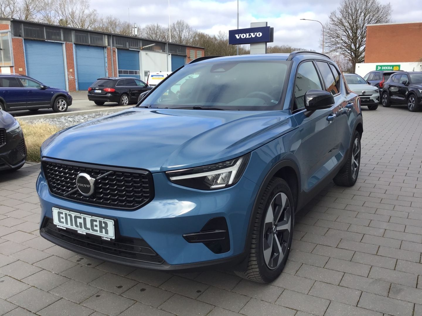 Volvo XC40 B3 Plus Dark - Samsaru's Car Outlet