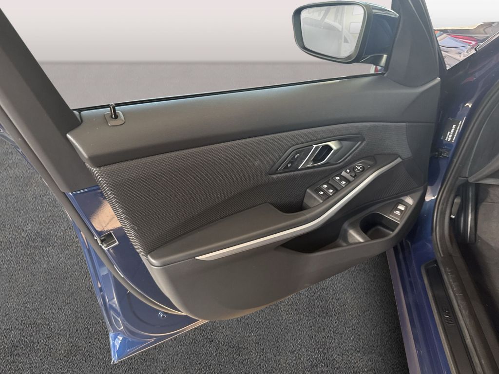 BMW 320i Aut. Advantage - Samsaru's Car Outlet