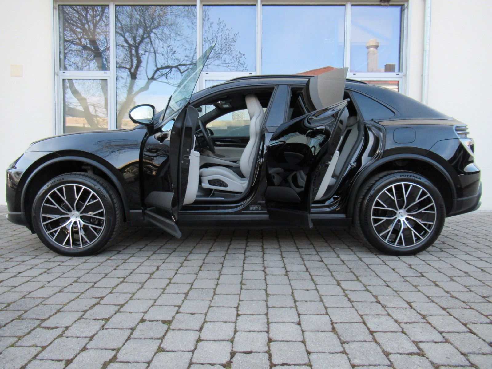 Porsche MACAN 4e - Samsaru's Car Outlet