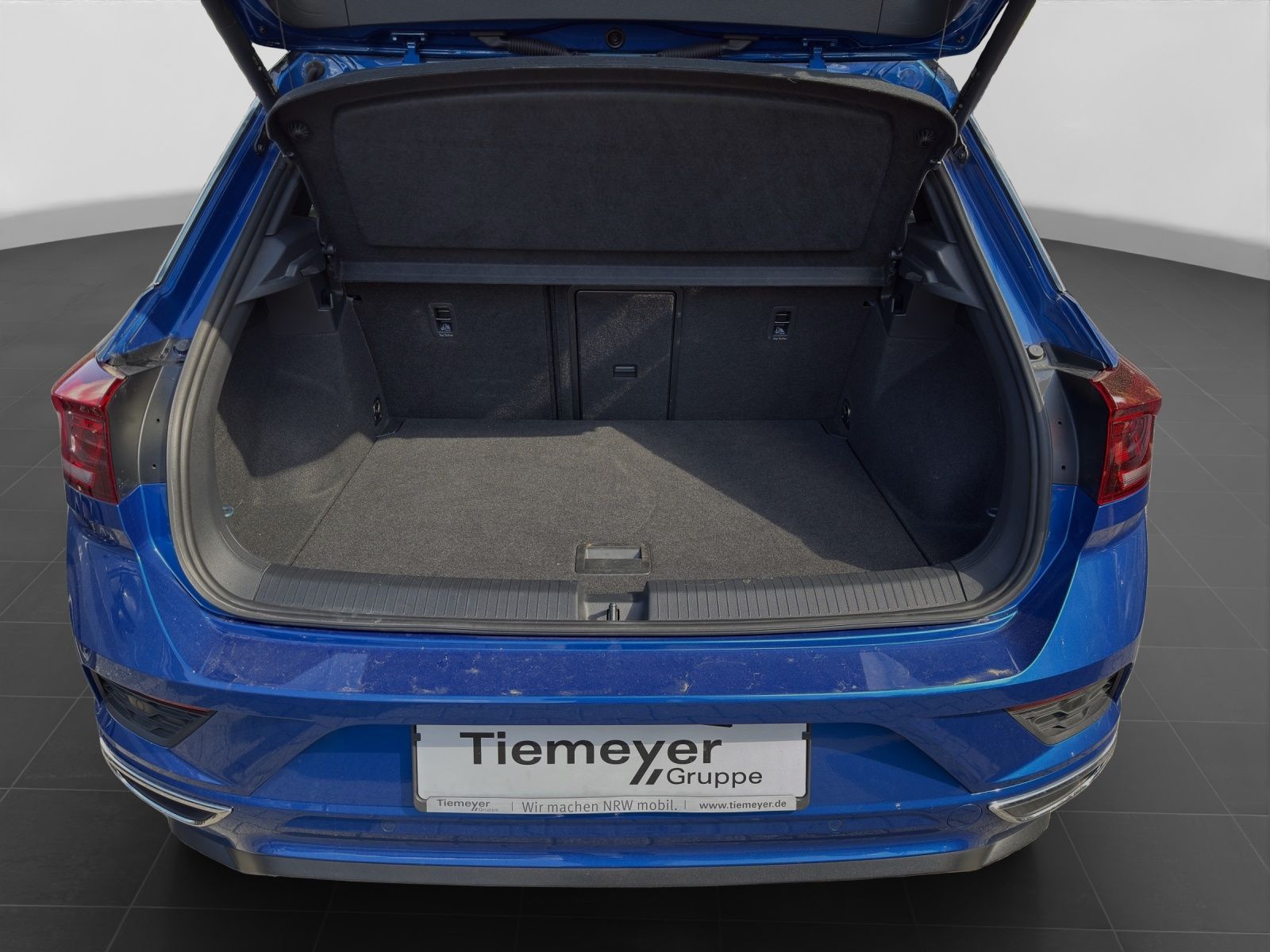 Volkswagen T-Roc 1.5 TSI DSG R-LINE - Samsaru's Car Outlet