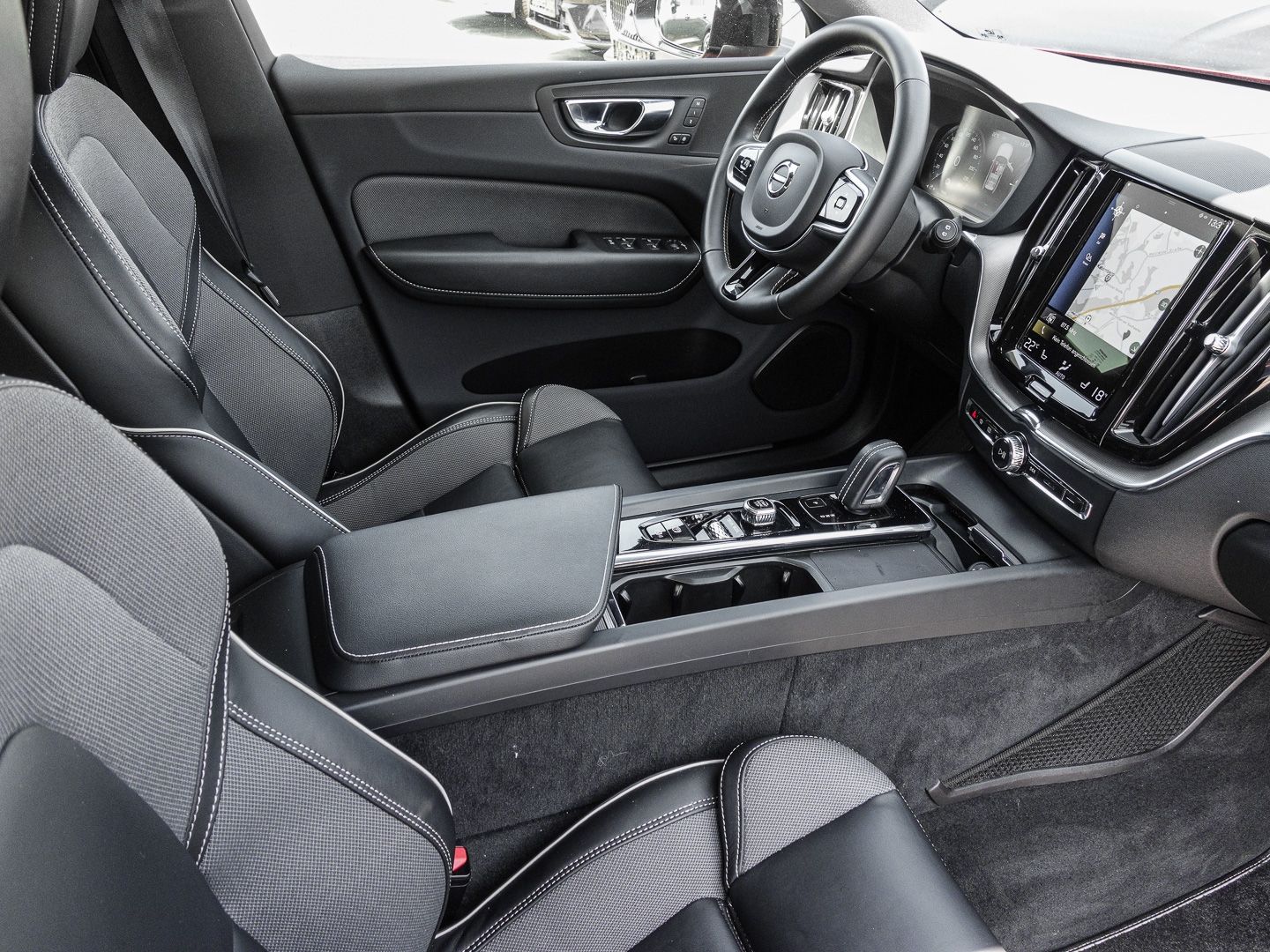 Volvo XC60 R Design Recharge Plug-In Hybrid AWD T8 Twi