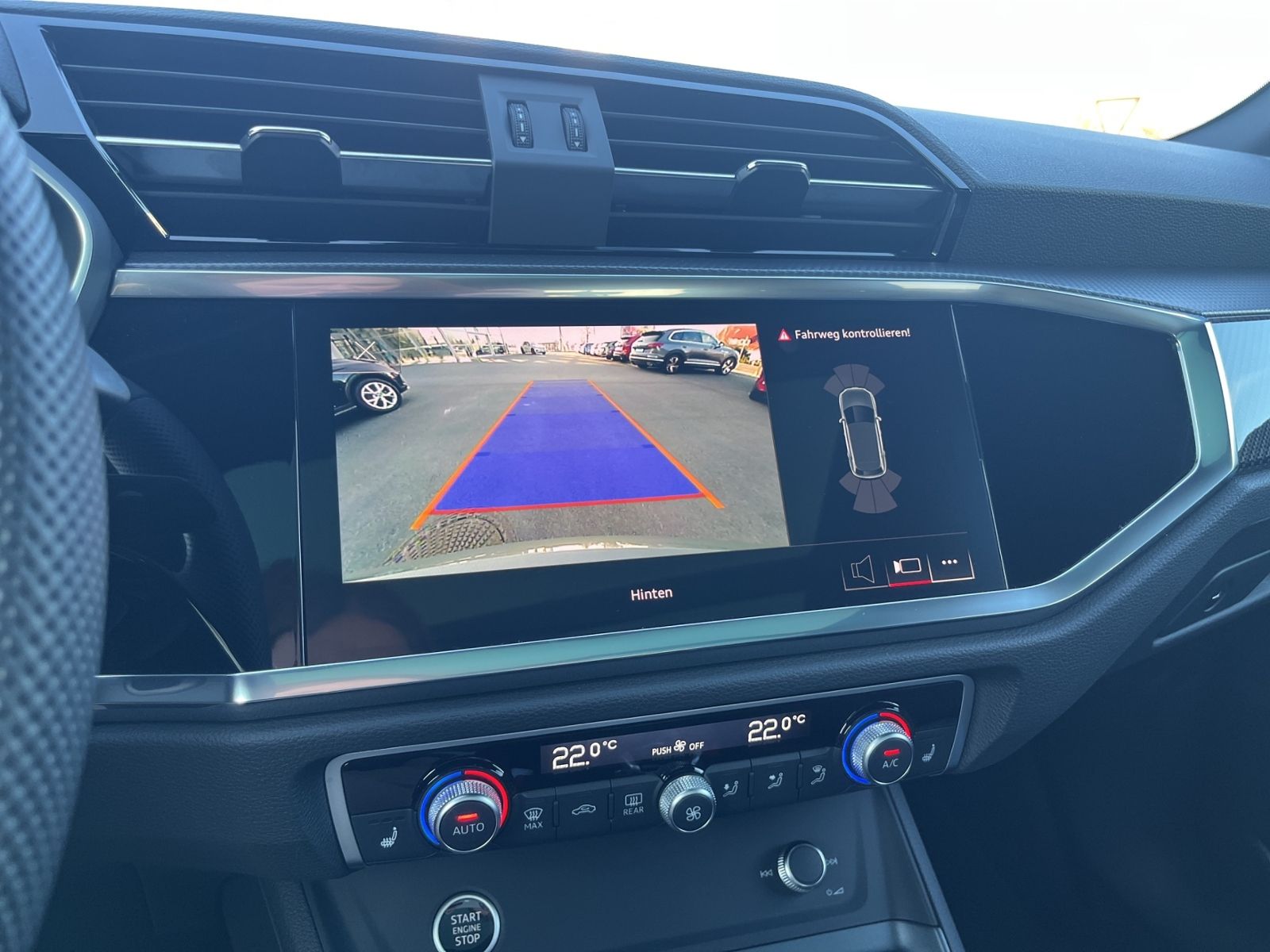 Audi Q3 35 TDI S-LINE+NAVI+LED+AHK+PANO