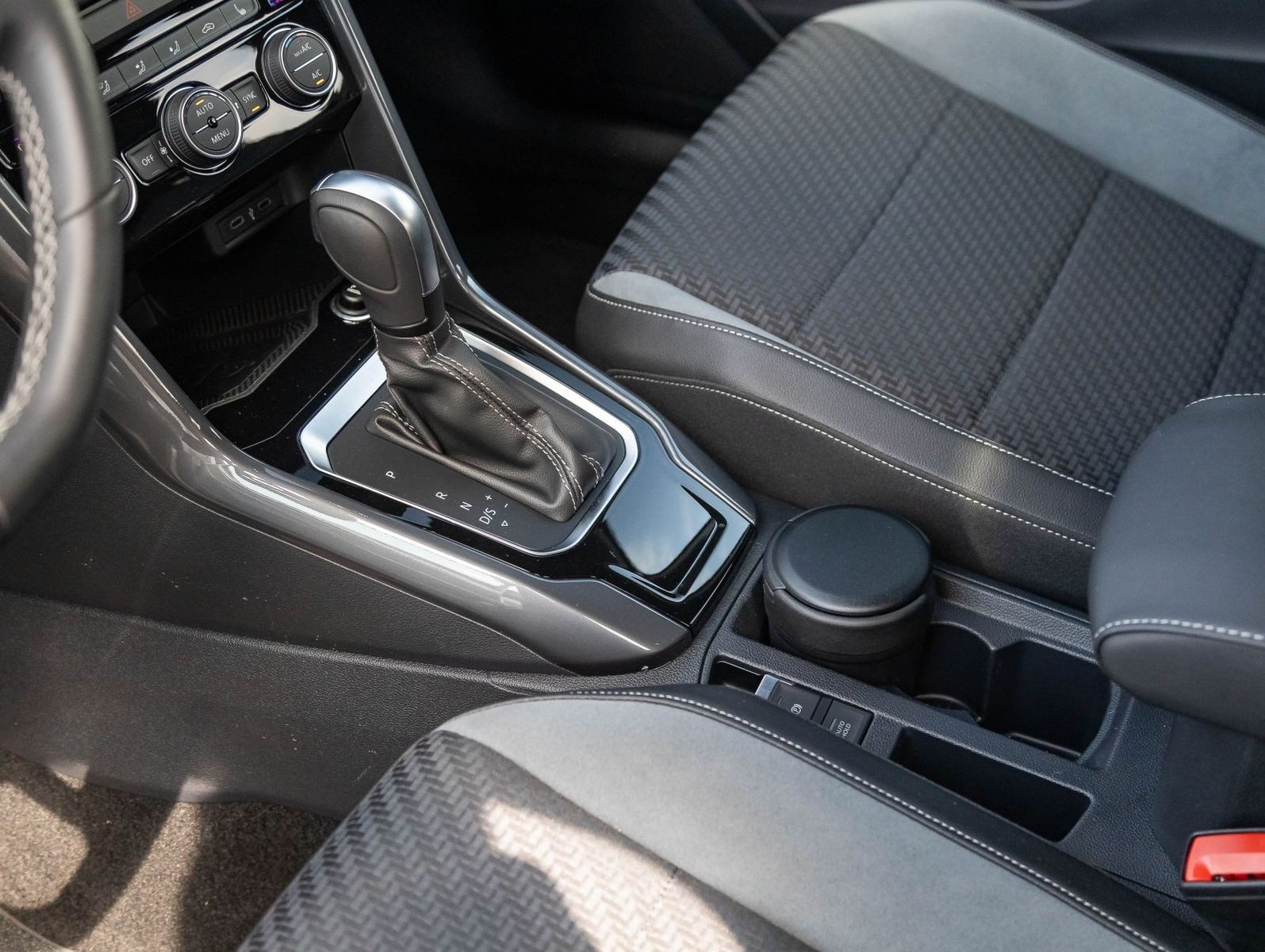Volkswagen T-Roc 1.5 TSI Sport DSG - Samsaru's Car Outlet