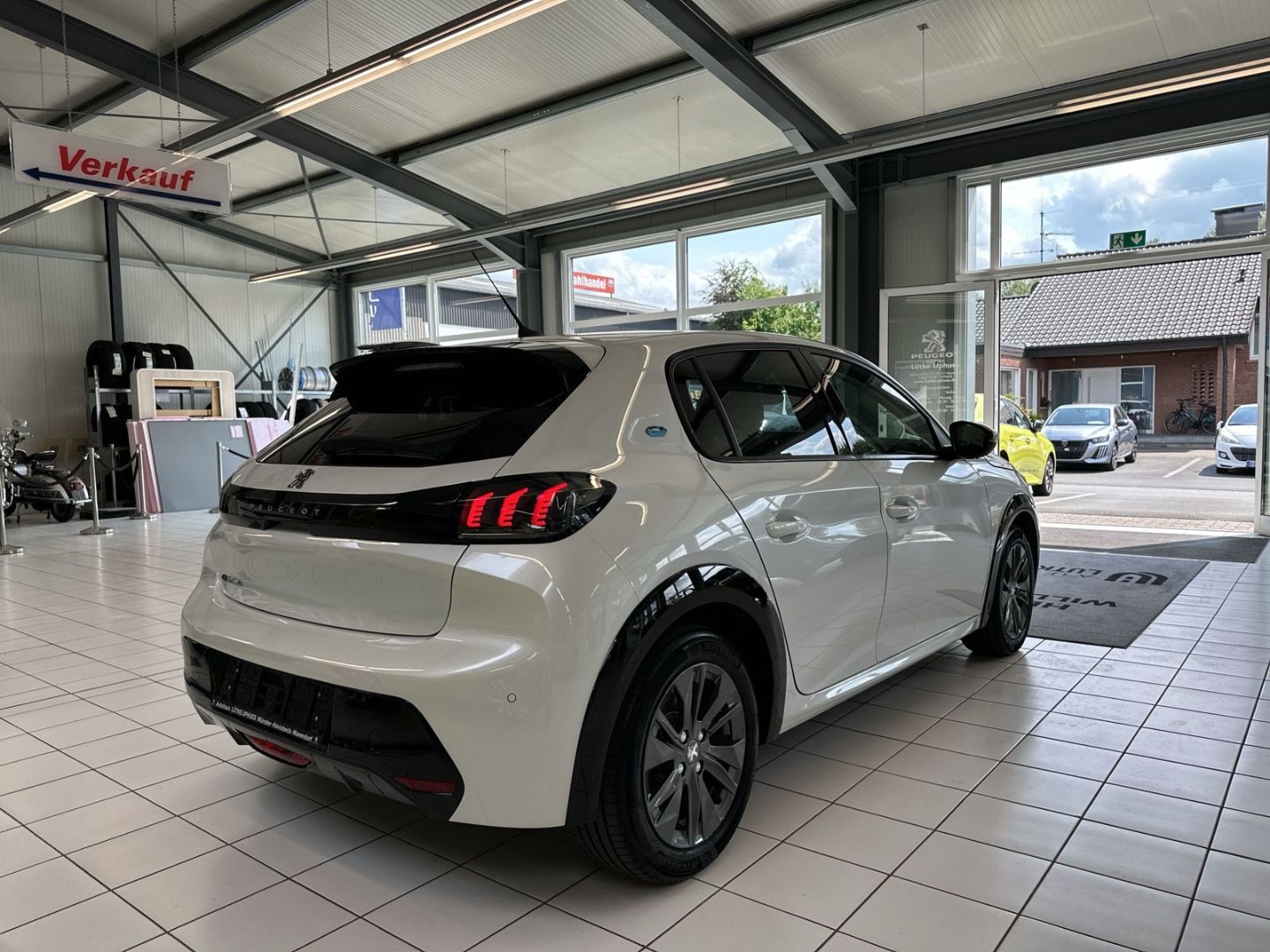 Peugeot 208 e- Allure - Samsaru's Car Outlet