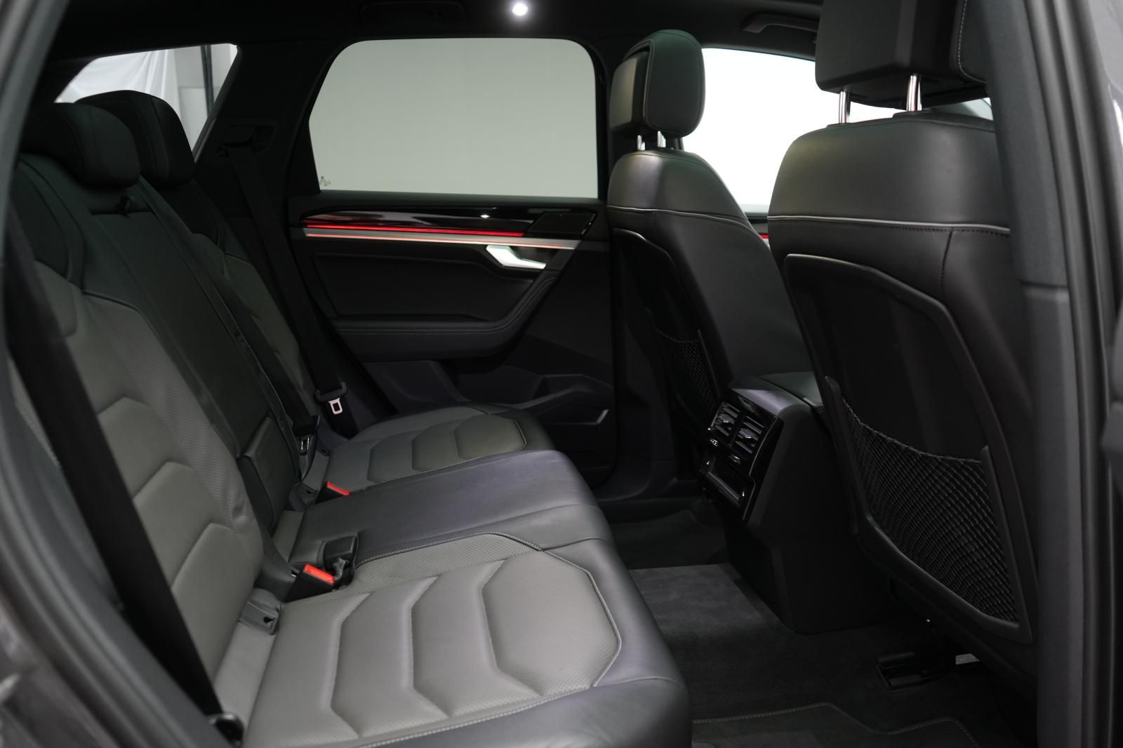 Volkswagen Touareg 3.0 V6 TDI 4Motion R line - Samsaru's Car Outlet