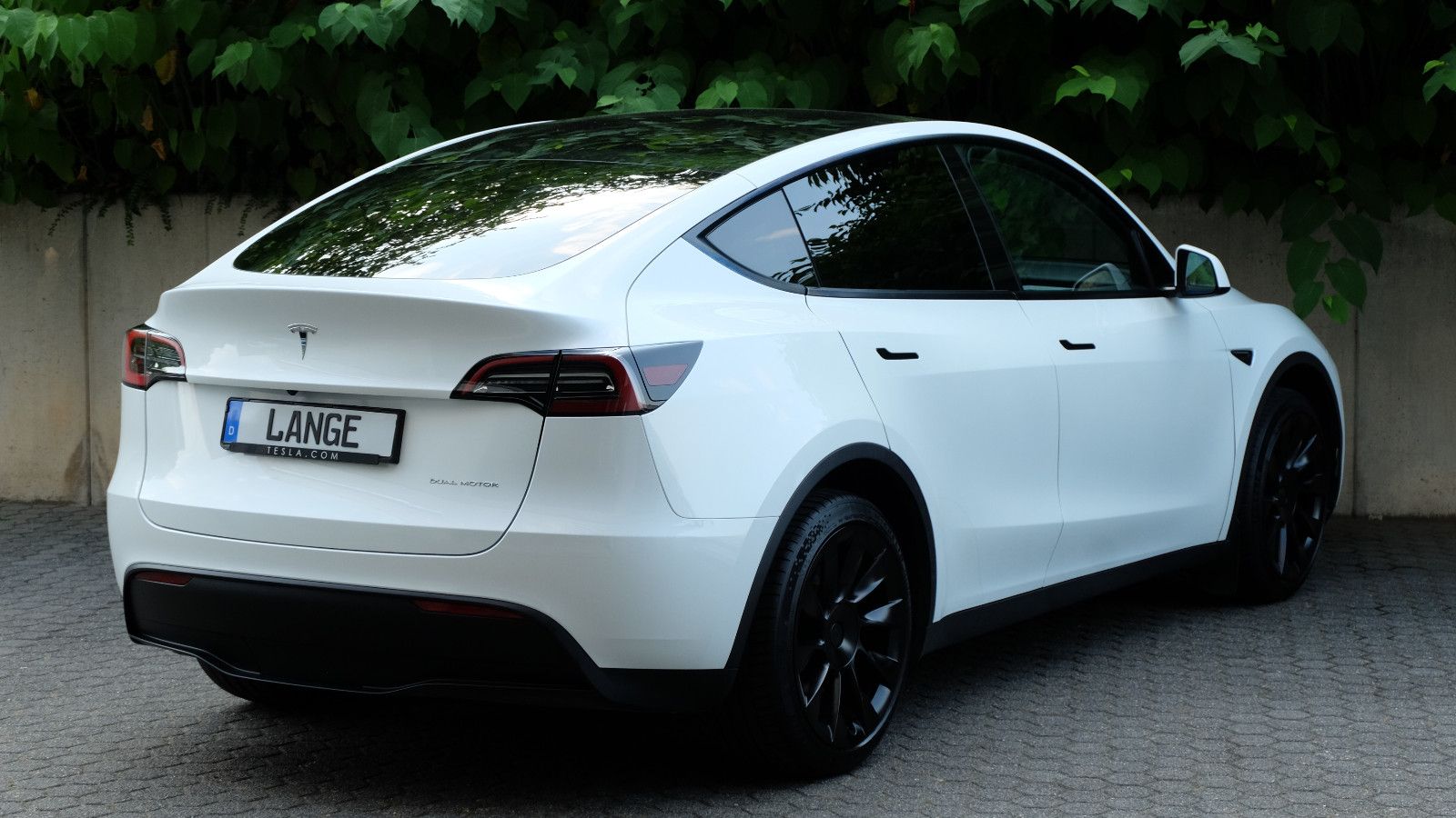 Tesla Model Y Long Range Dual AWD