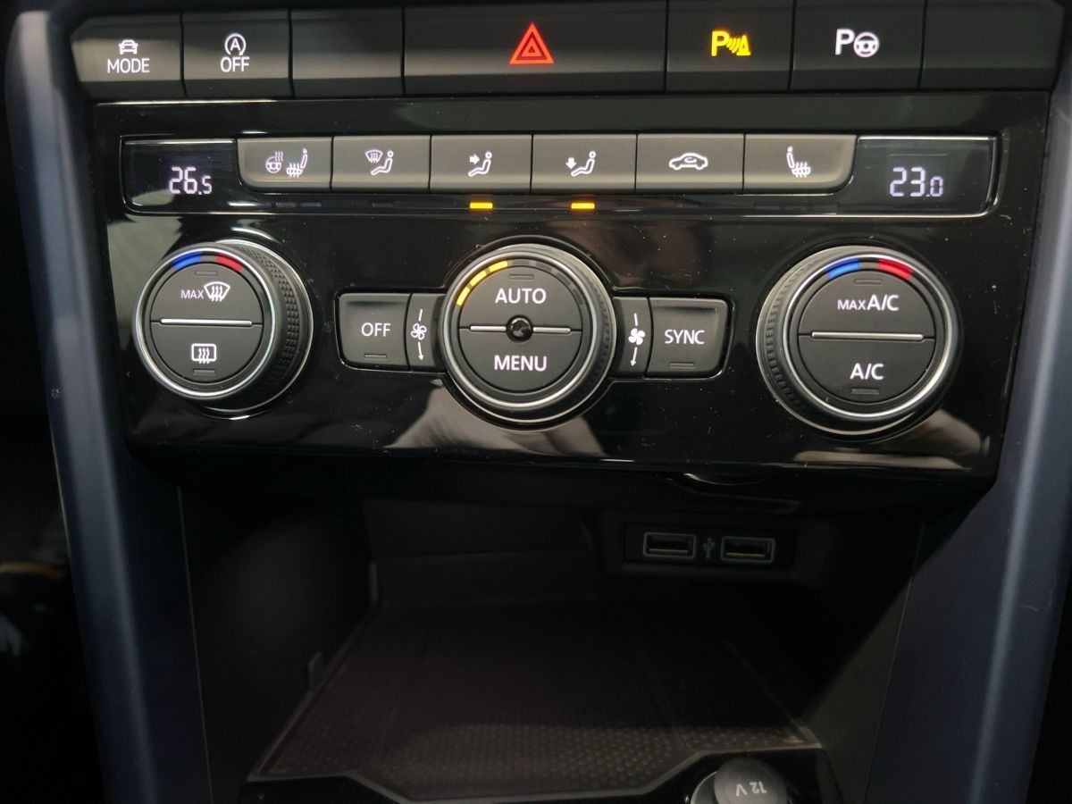 Volkswagen T-Roc 1.5 TSI DSG R-Line - Samsaru's Car Outlet