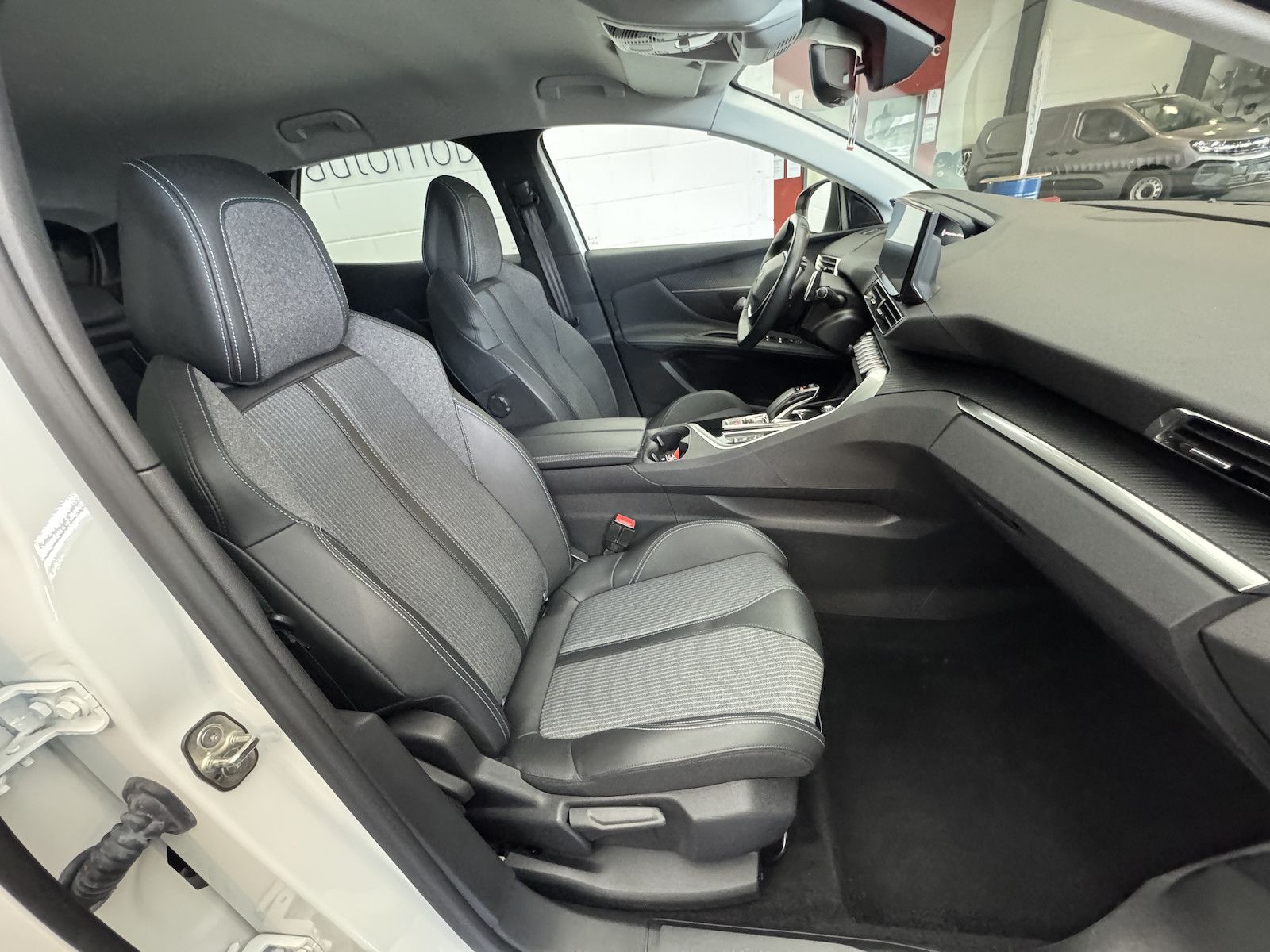 Peugeot 3008 1.6 225 Allure 1.Hand Plug-In Hybrid AHK