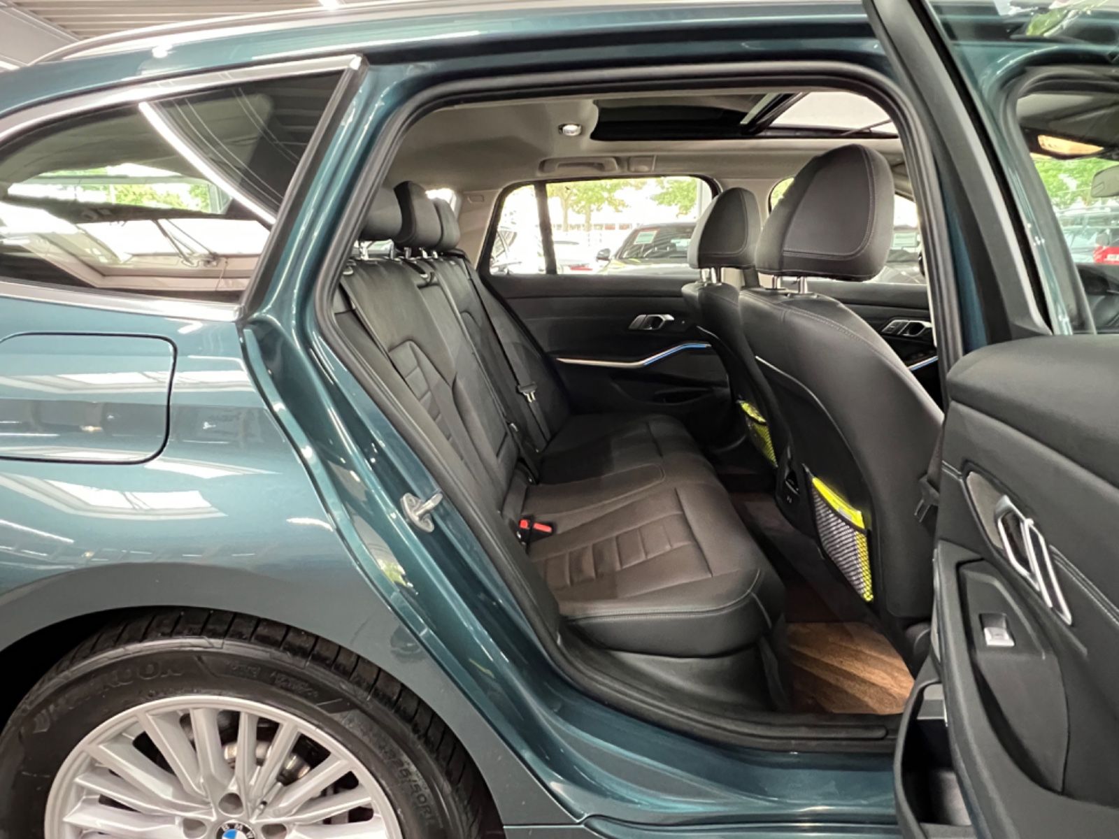 BMW 330e Touring Luxury Line - Samsaru's Car Outlet
