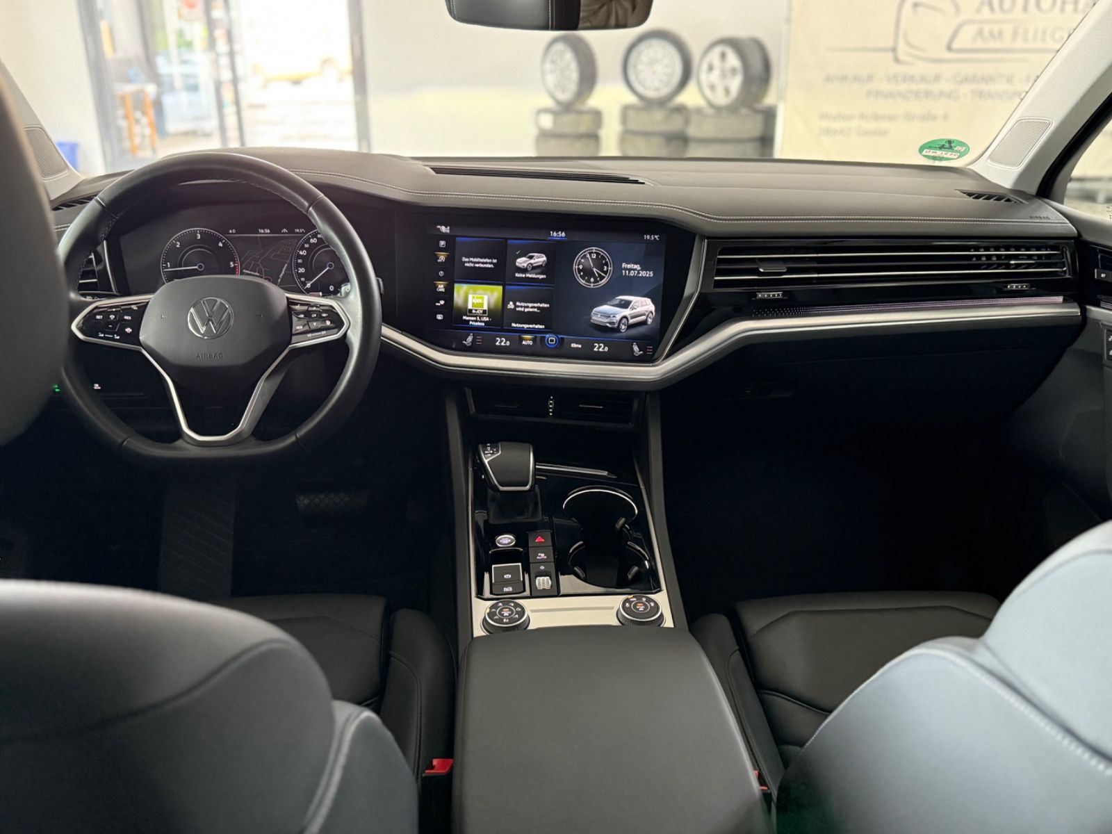 Volkswagen Touareg R-Line 4Motion - Samsaru's Car Outlet