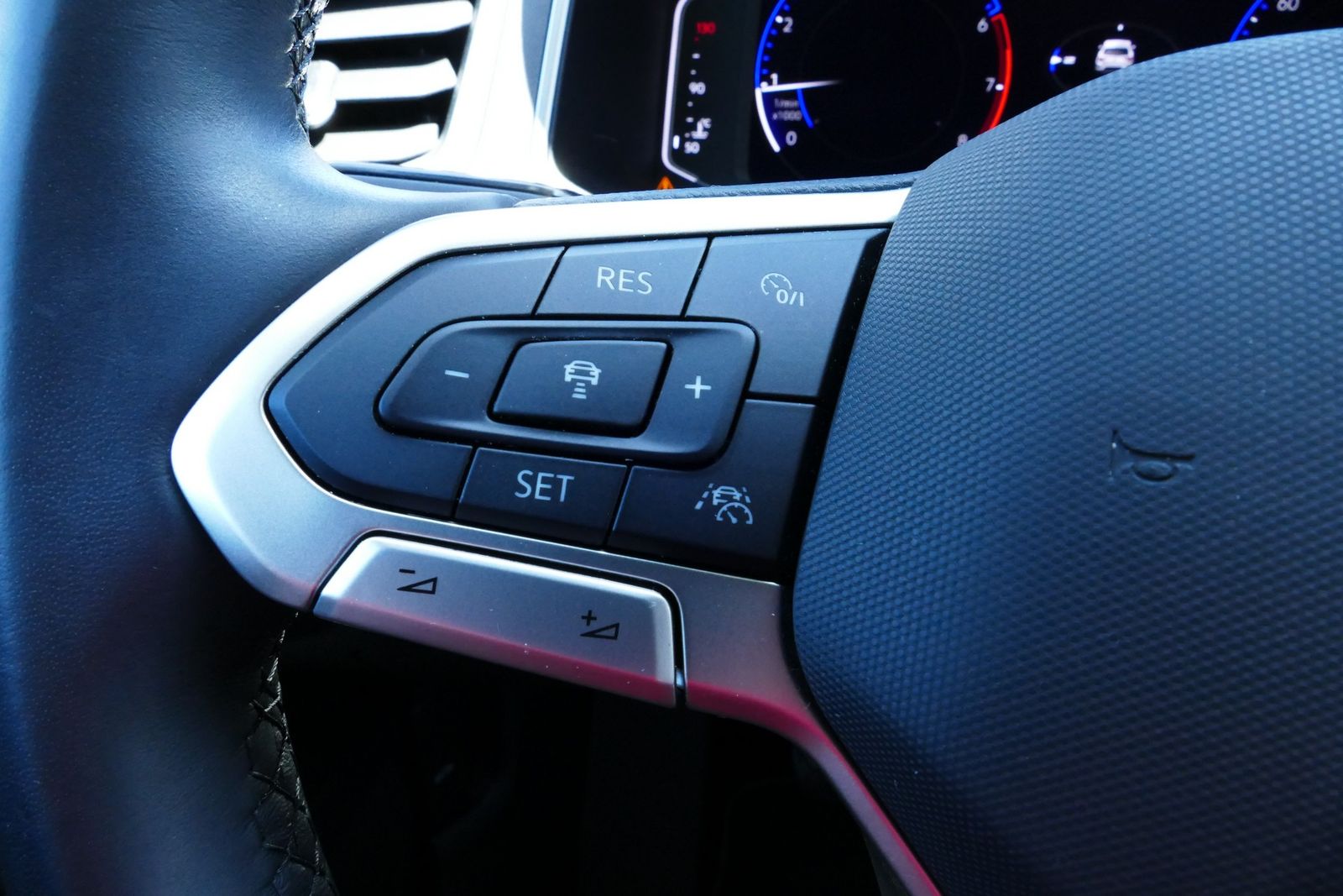 Volkswagen T-Roc 1.5 TSI Style - Samsaru's Car Outlet