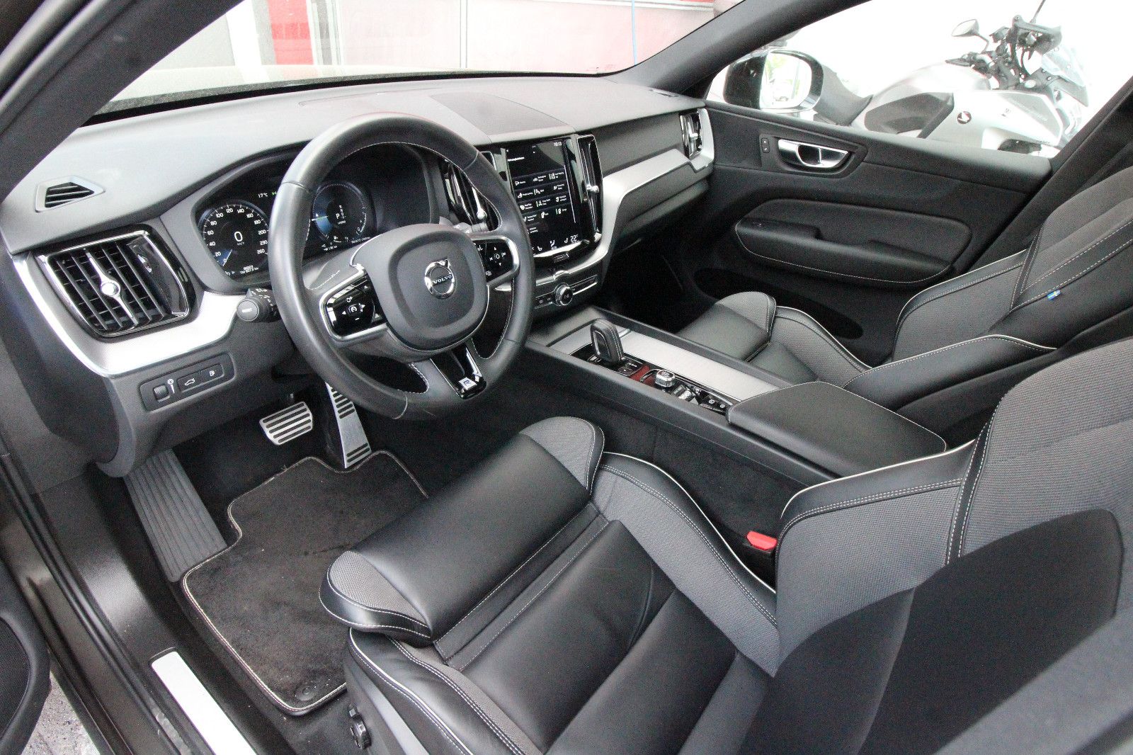 Volvo XC60 T8 R Design AWD - Samsaru's Car Outlet