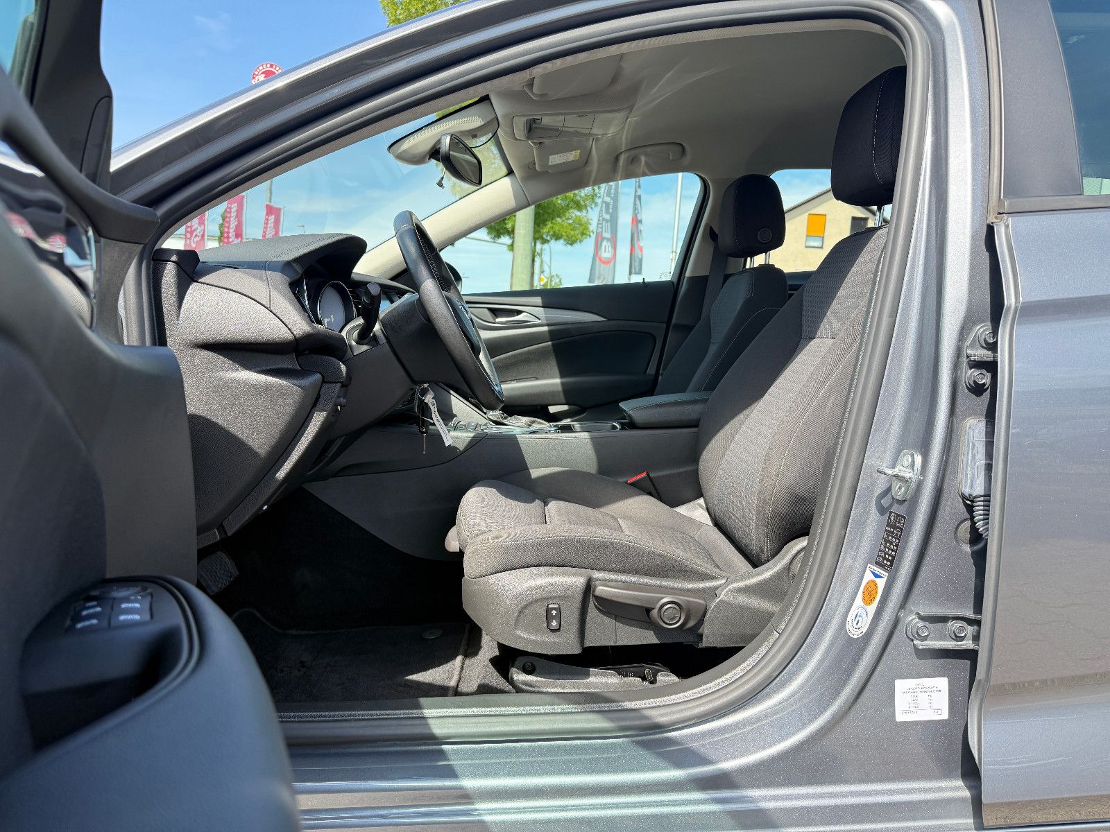 Opel Insignia B Sports Tourer Business - Samsaru's Car Outlet