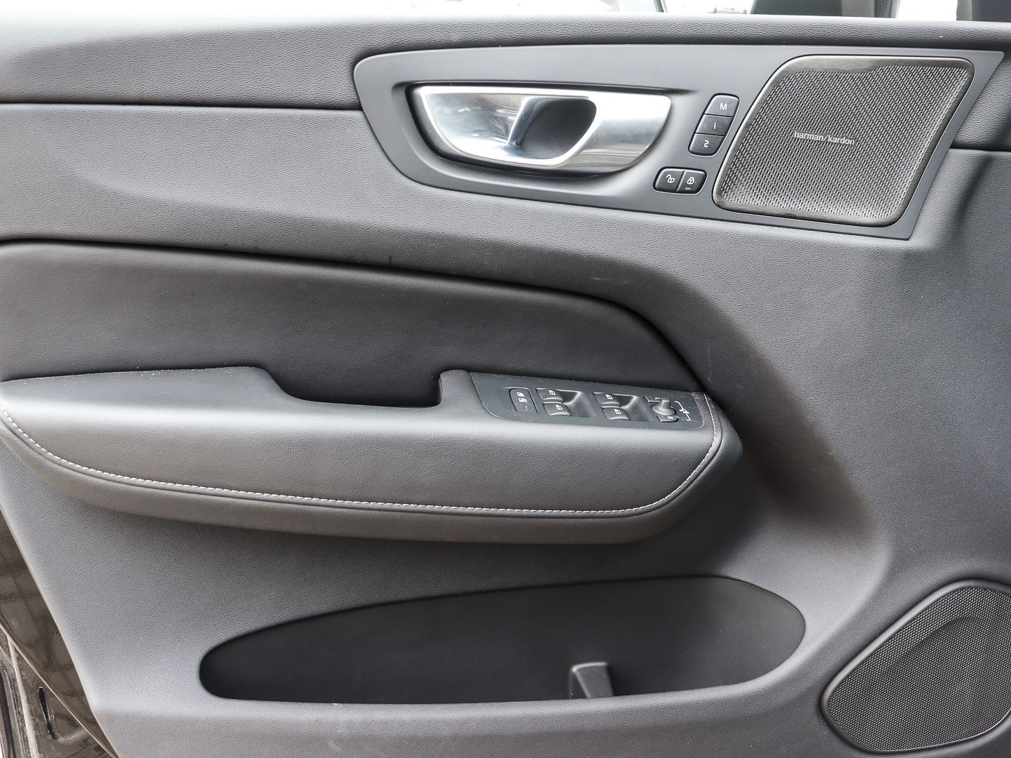 Volvo XC60 Plus Dark Recharge Plug-In Hybrid AWD T8 Tw