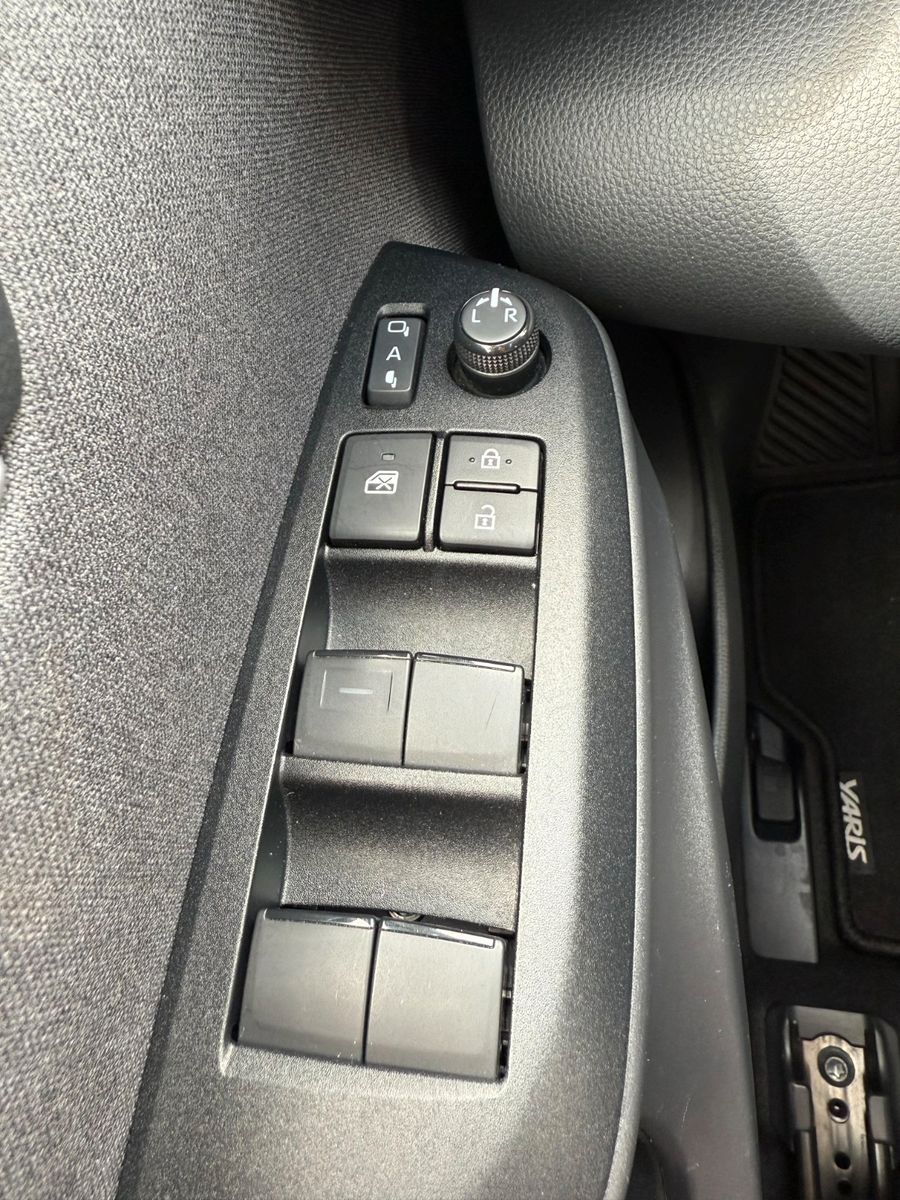 Toyota Yaris Hybrid Team D mit Technik Paket *LED*