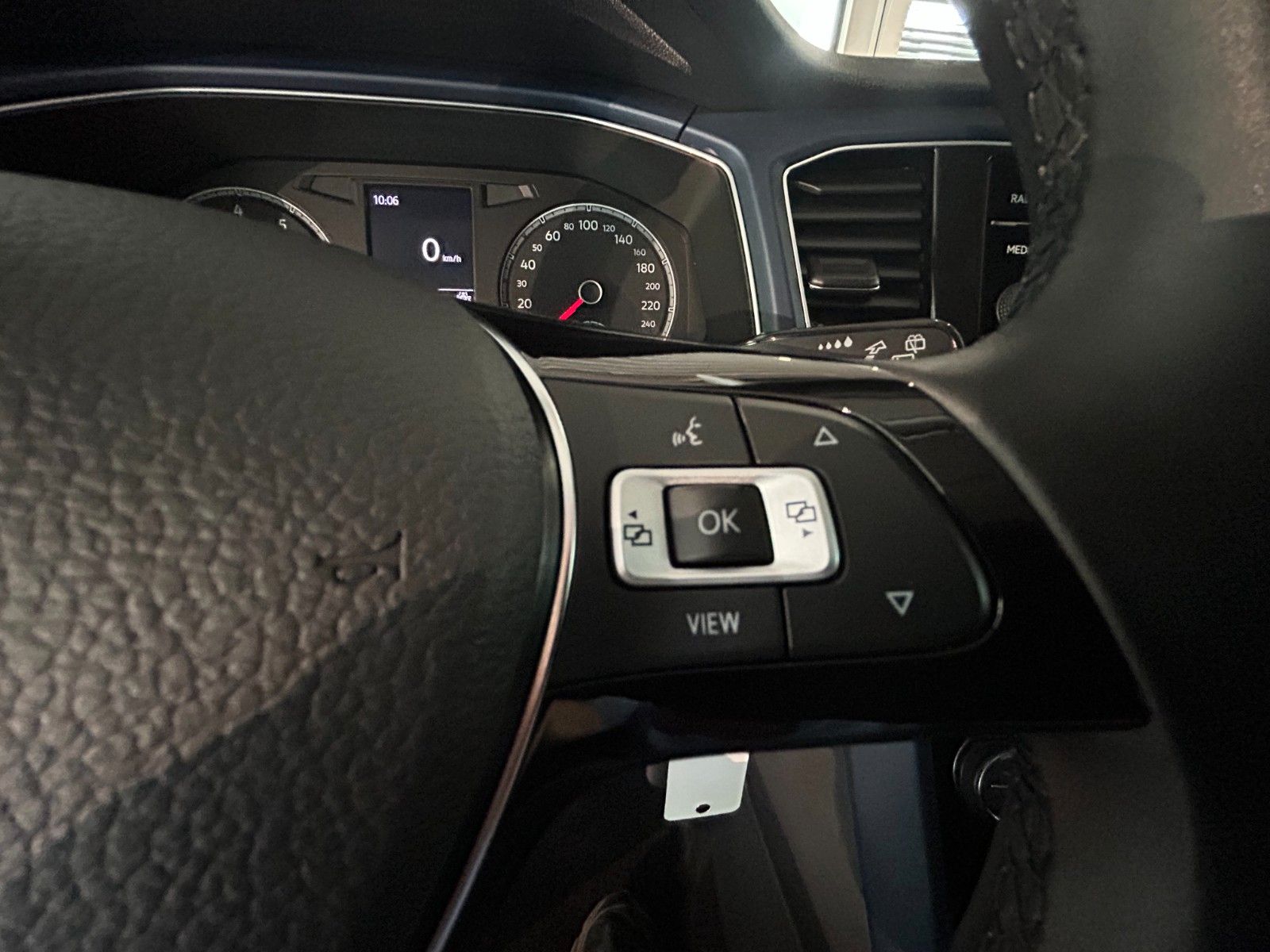 Volkswagen T-ROC 1.5 TSI United - Samsaru's Car Outlet