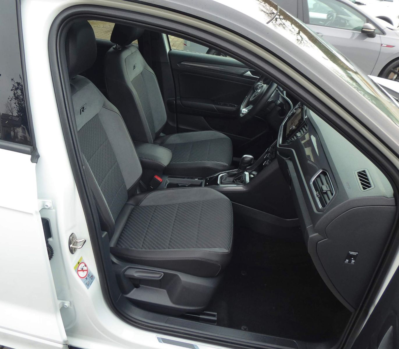Volkswagen T-Roc Sport R-LINE - Samsaru's Car Outlet