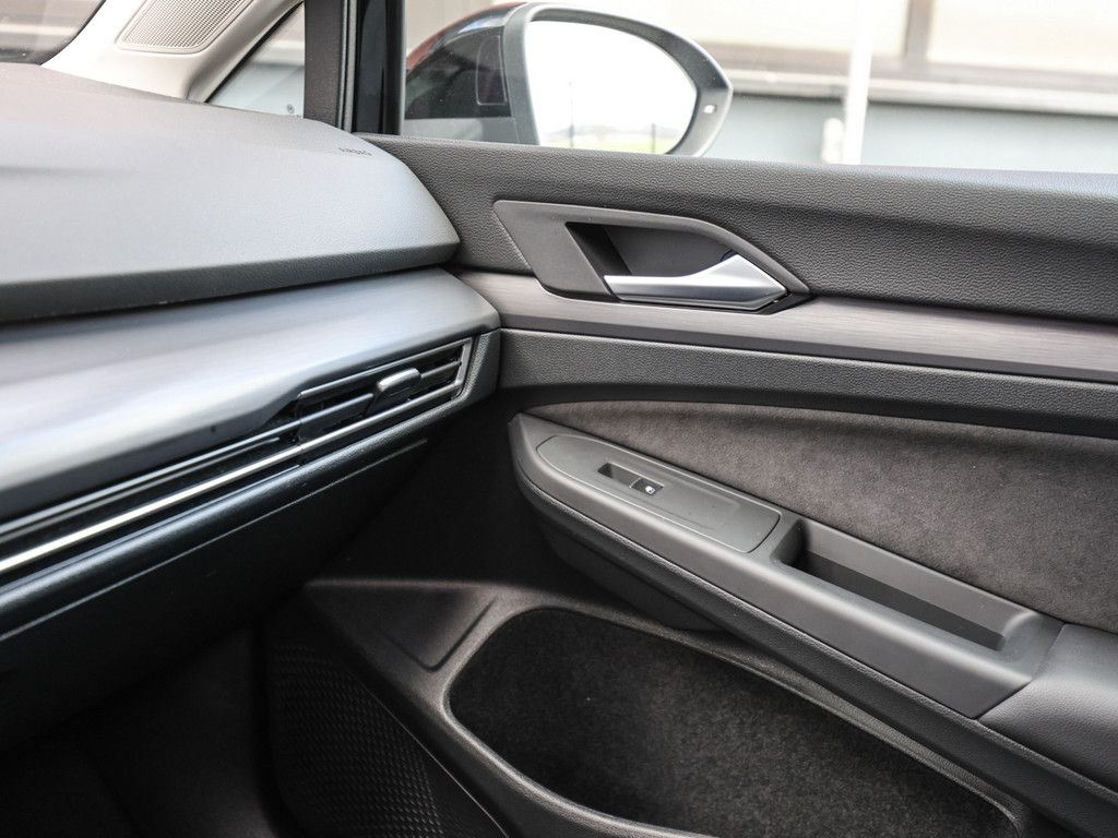 Volkswagen Golf VIII 1.5 e TSI Style DSG - Samsaru's Car Outlet