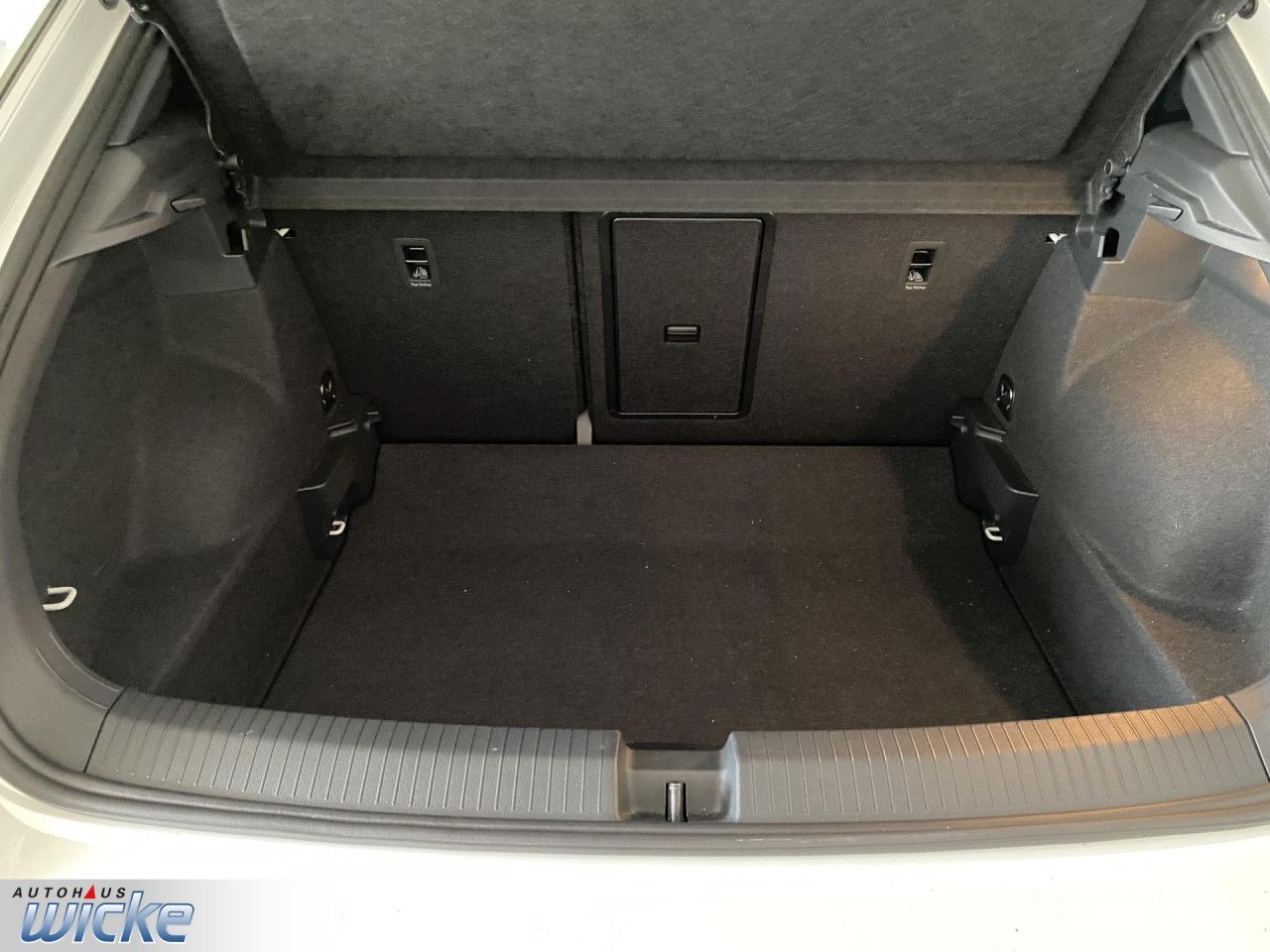 Volkswagen T-Roc 1.5 TSI DSG Sport - Samsaru's Car Outlet