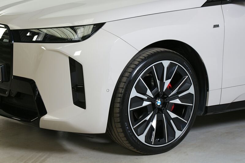 BMW iX M70 xDrive NP 144055.- AHK Pano B&W HuD ACC
