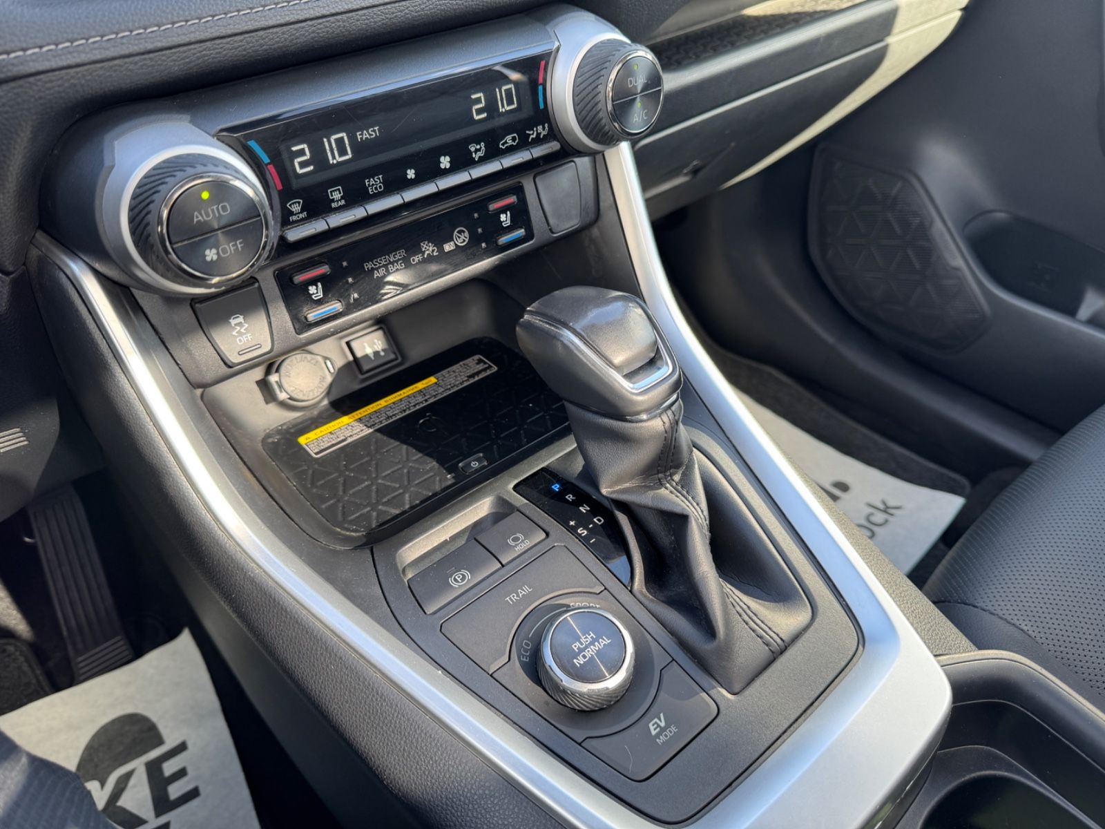 Toyota RAV 4 RAV4 Hybrid 4x4 Lounge - Samsaru's Car Outlet
