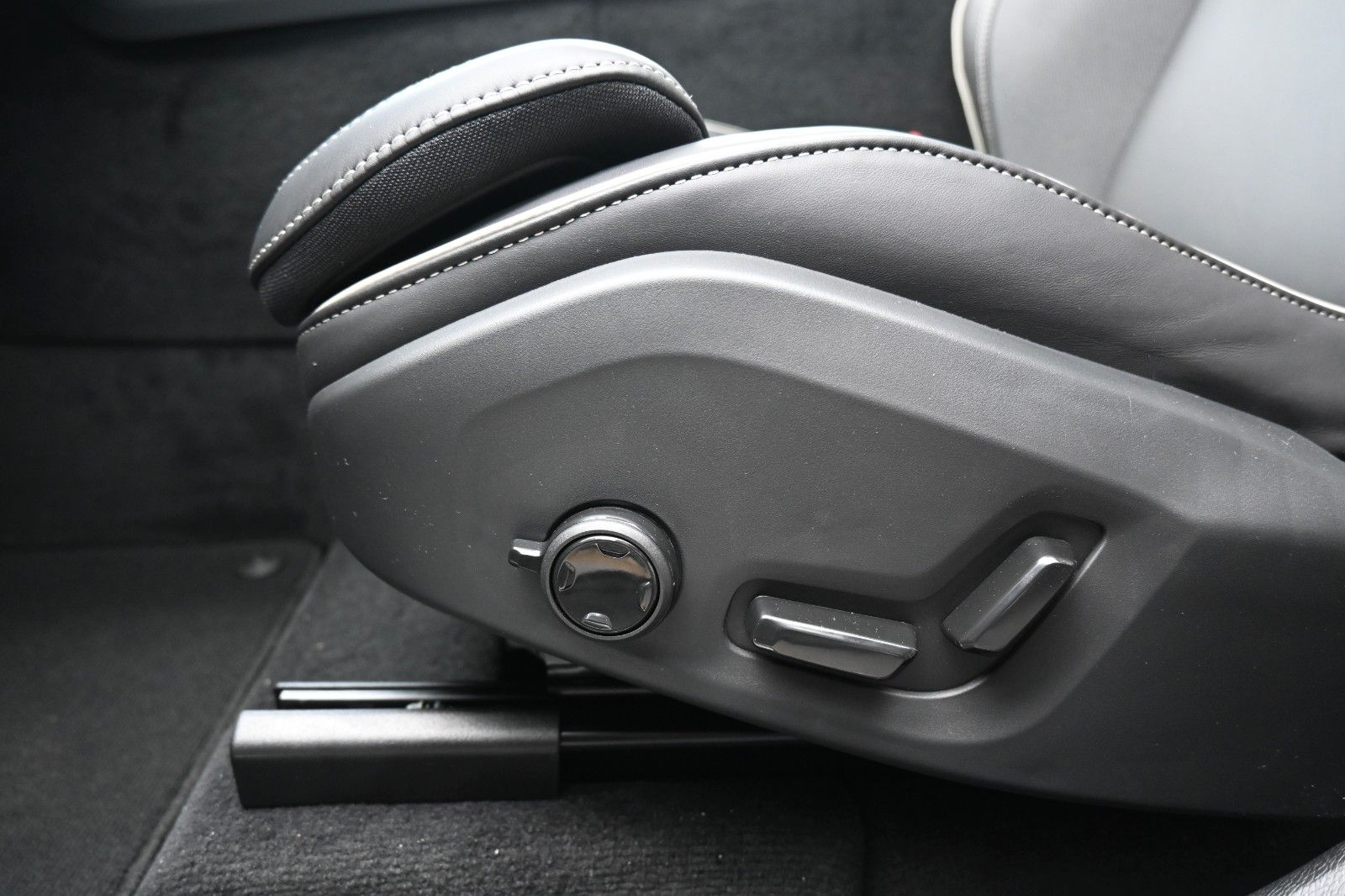 Volvo XC60 B5B AWD Ultra Dark*360°*H/K*AHK*HUD*ACC