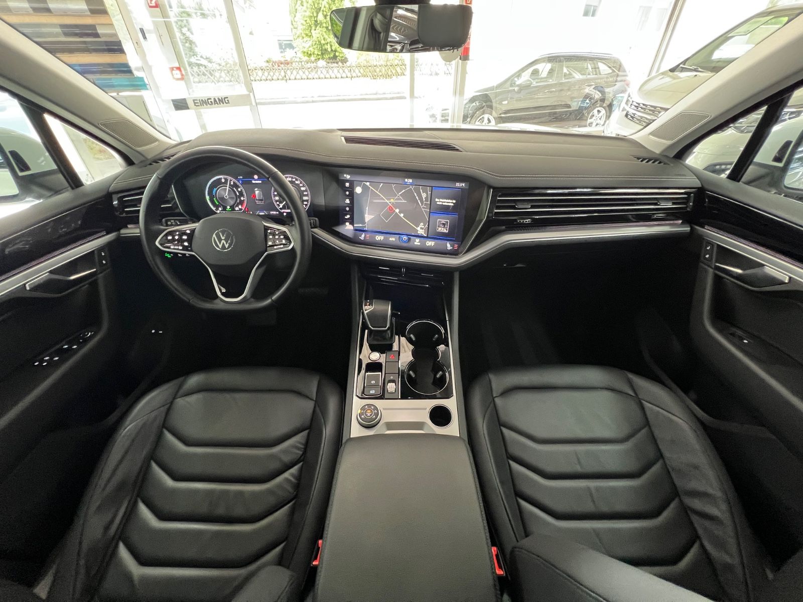 Volkswagen Touareg 3.0 TSI Elegance 4Motion eHybrid - Samsaru's Car Outlet