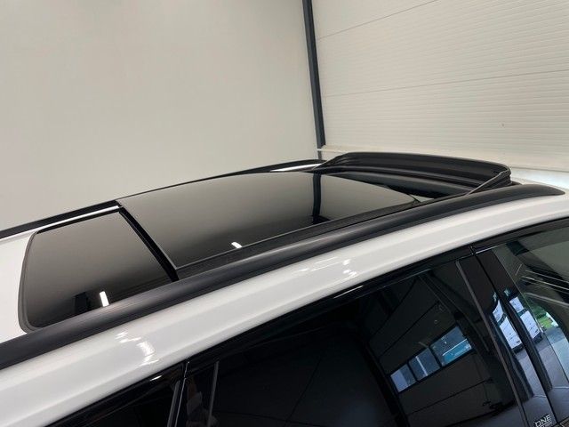 Volkswagen Touareg 3.0 TDI R-Line 4M - Samsaru's Car Outlet