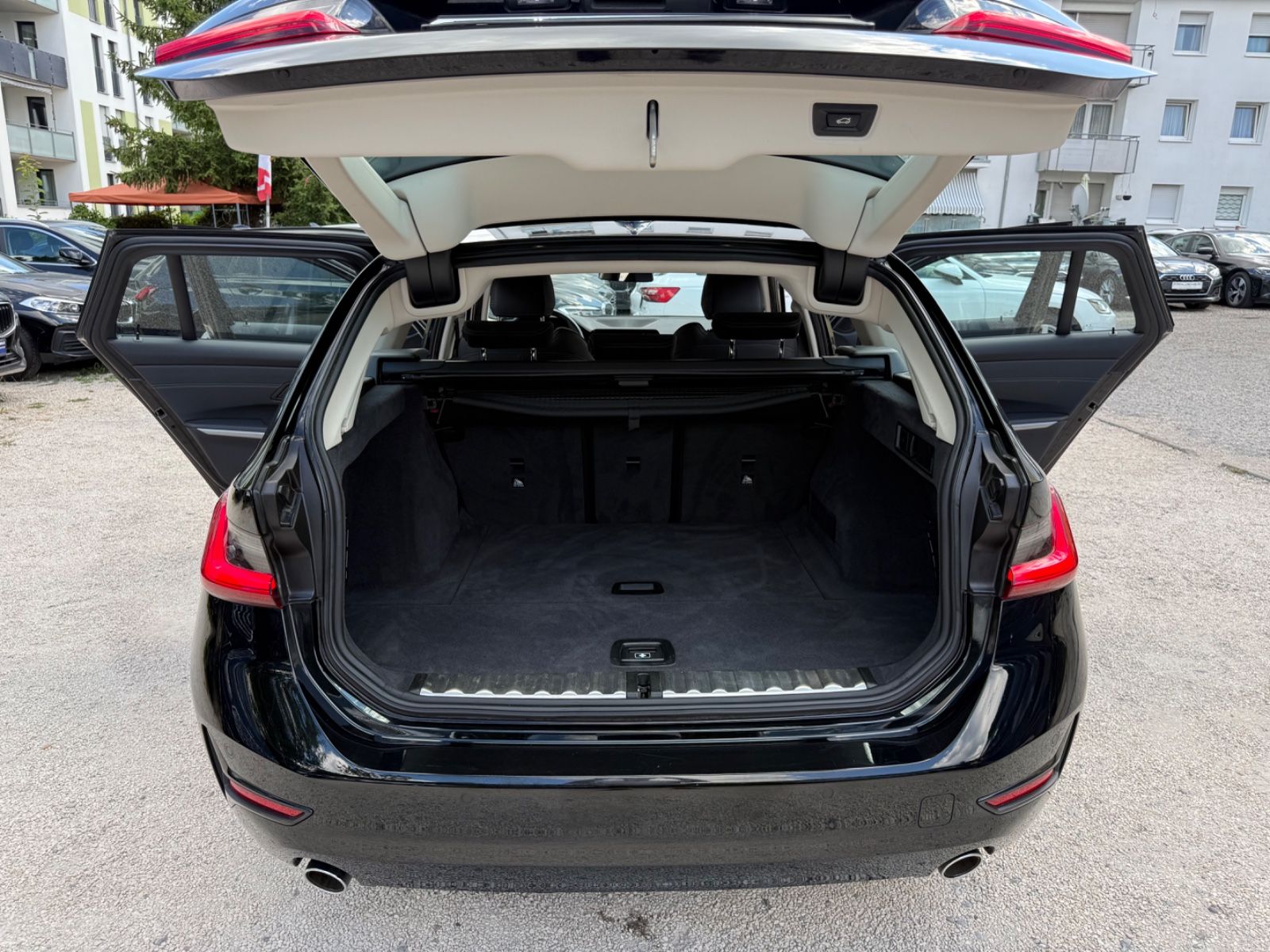BMW 318d Touring Advantage - Samsaru's Car Outlet
