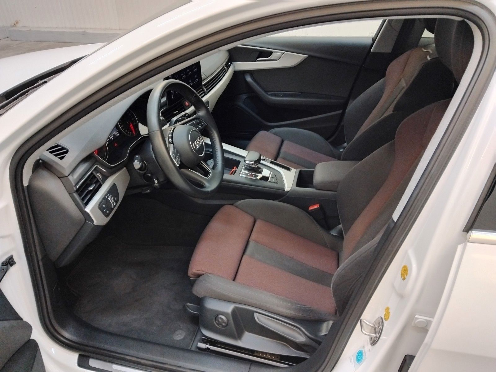 Audi A4 Avant 40 2.0 TFSI advanced - Samsaru's Car Outlet