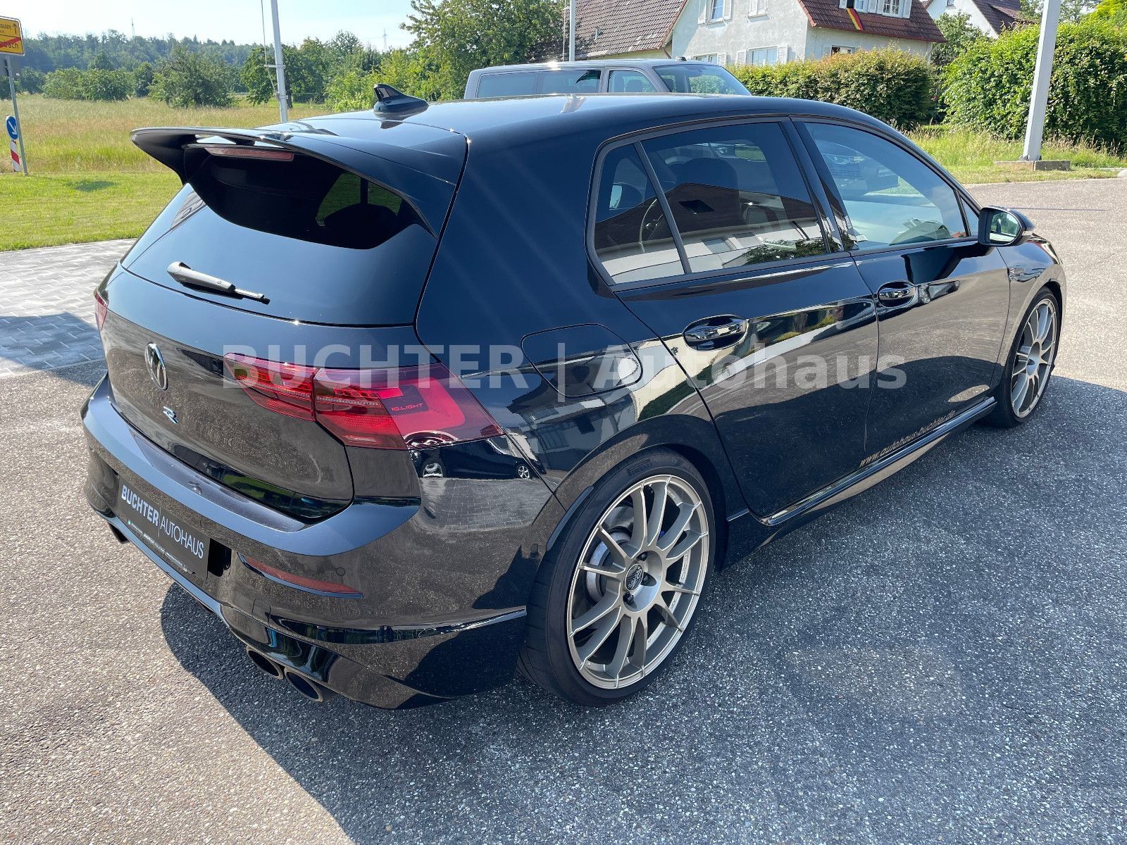 Volkswagen Golf 8 R Performance - Samsaru's Car Outlet