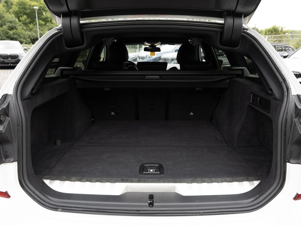 BMW 330e Touring M-Sportpaket - Samsaru's Car Outlet