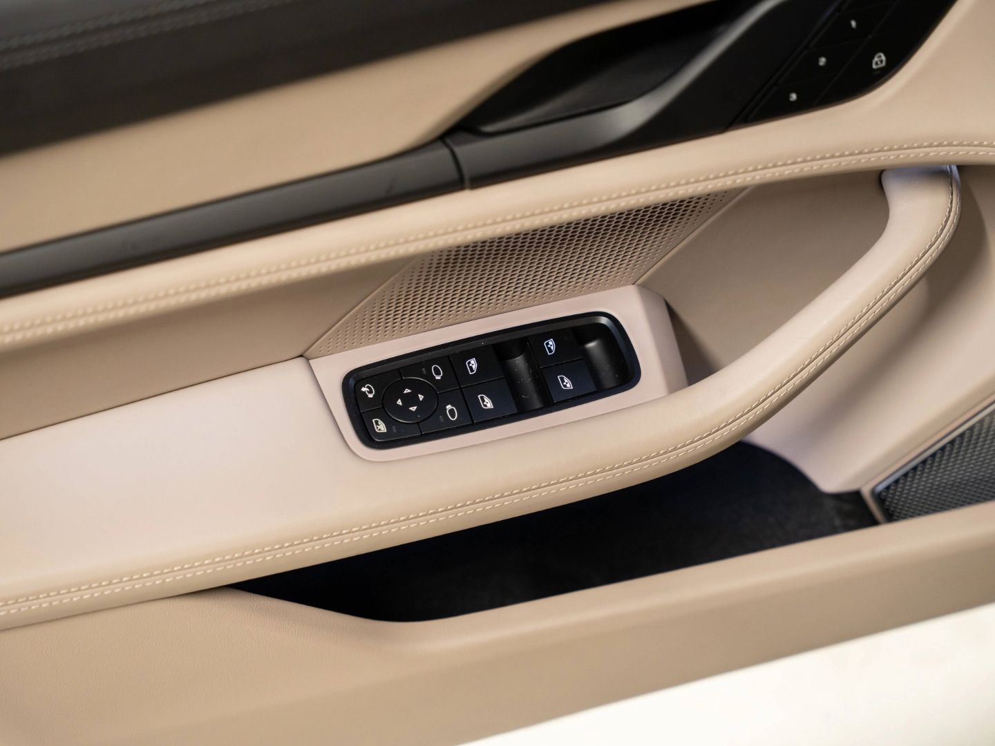 Porsche Taycan GTS InnoDrive Burmester Beifahrerdisplay